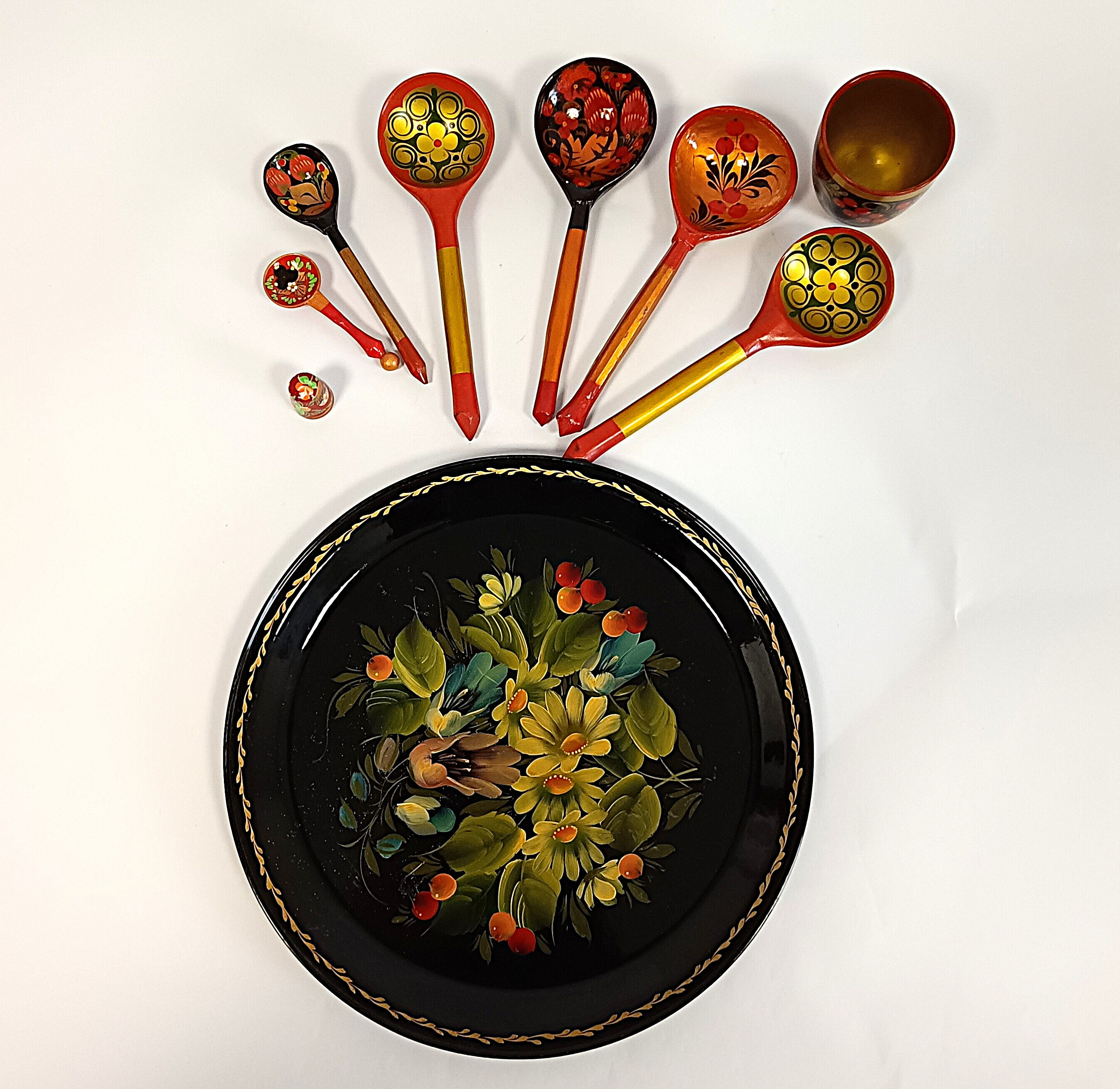 Voir photo 3 de Assiette décorative russe Khokhloma Ø 27 cm et lot d’objets en bois peint avec cuillères, dé et gobelet Assiette décorative russe Khokhloma Ø 27 cm et lot d’objets en bois peint avec cuillères, dé et gobelet Bon état reconditionné photo 3