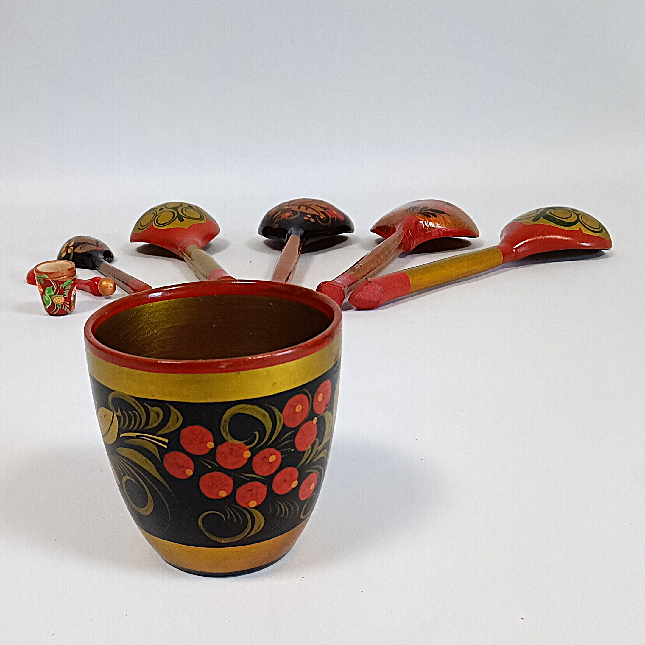 Voir photo 7 de Assiette décorative russe Khokhloma Ø 27 cm et lot d’objets en bois peint avec cuillères, dé et gobelet Assiette décorative russe Khokhloma Ø 27 cm et lot d’objets en bois peint avec cuillères, dé et gobelet Bon état reconditionné photo 7