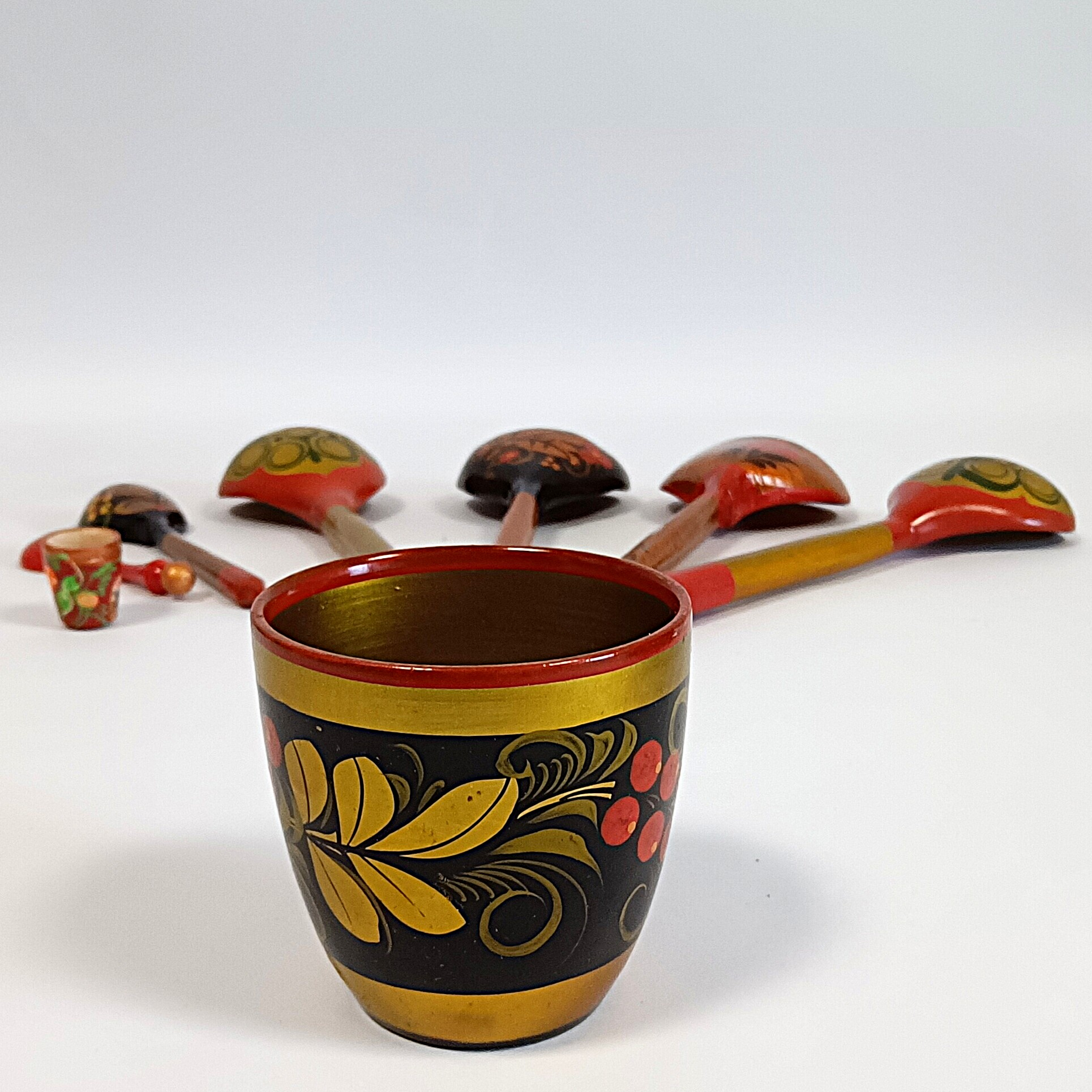 Voir photo 8 de Assiette décorative russe Khokhloma Ø 27 cm et lot d’objets en bois peint avec cuillères, dé et gobelet Assiette décorative russe Khokhloma Ø 27 cm et lot d’objets en bois peint avec cuillères, dé et gobelet Bon état reconditionné photo 8