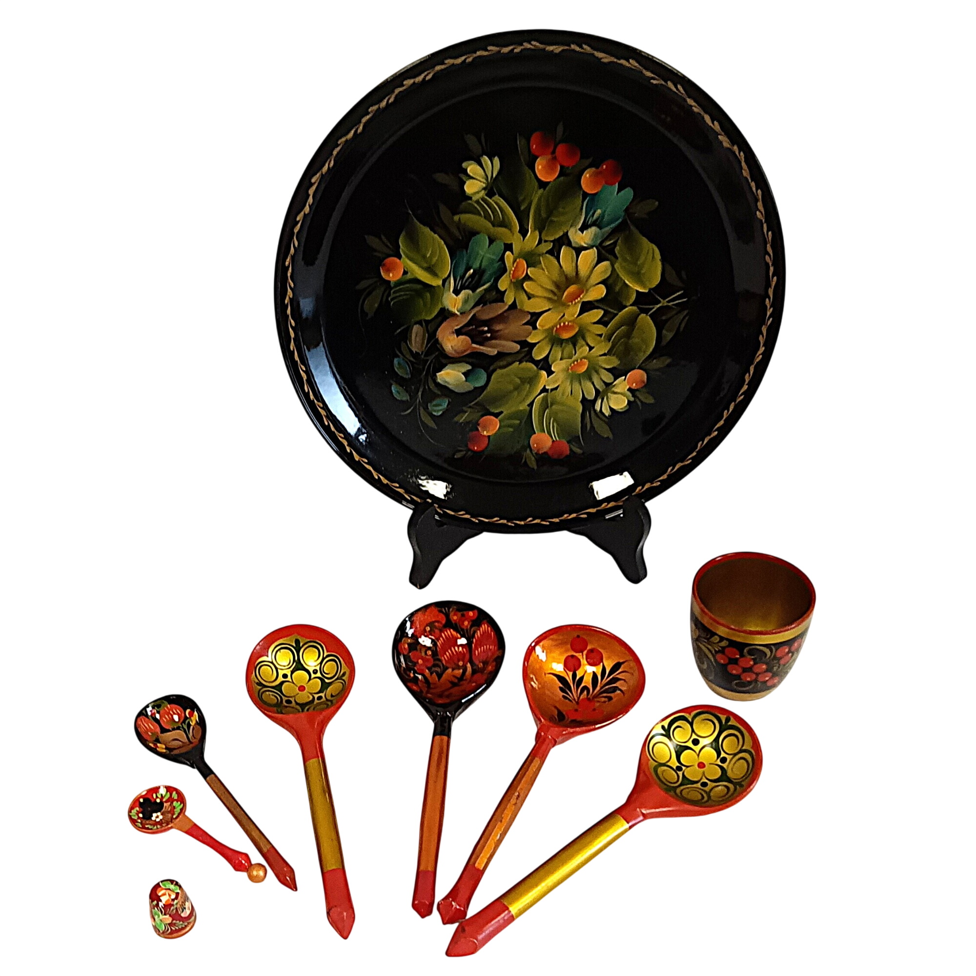 Acheter Assiette décorative russe Khokhloma Ø 27 cm et lot d’objets en bois peint avec cuillères, dé et gobelet Bon état - 32,00 € Assiette décorative russe Khokhloma Ø 27 cm et lot d’objets en bois peint avec cuillères, dé et gobelet Bon état reconditionné disponible sur Label Emmaüs