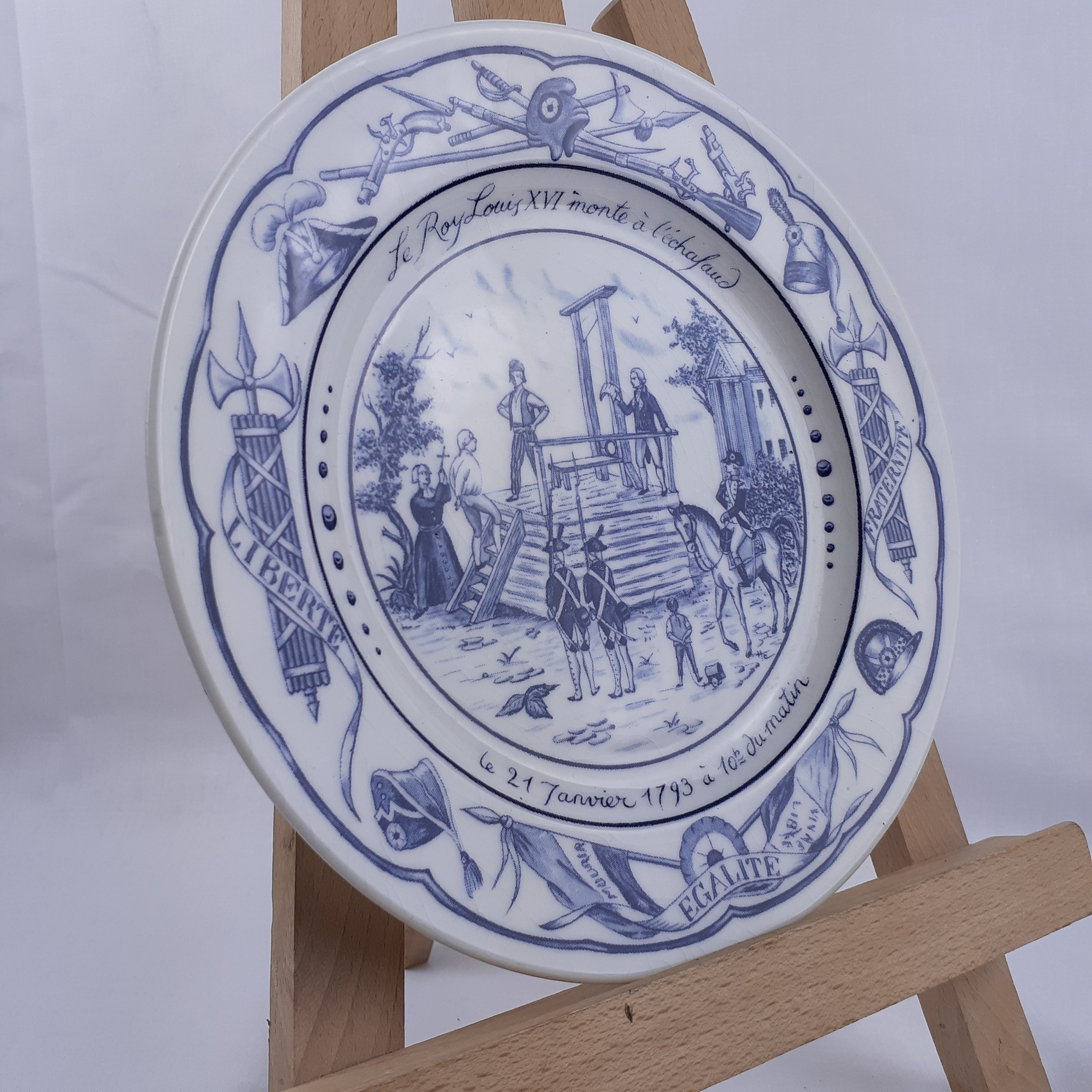 Voir photo 5 de Assiette en céramique - Louis XVI monte à l'échafaud Assiette en céramique - Louis XVI monte à l'échafaud Très bon état reconditionné photo 5