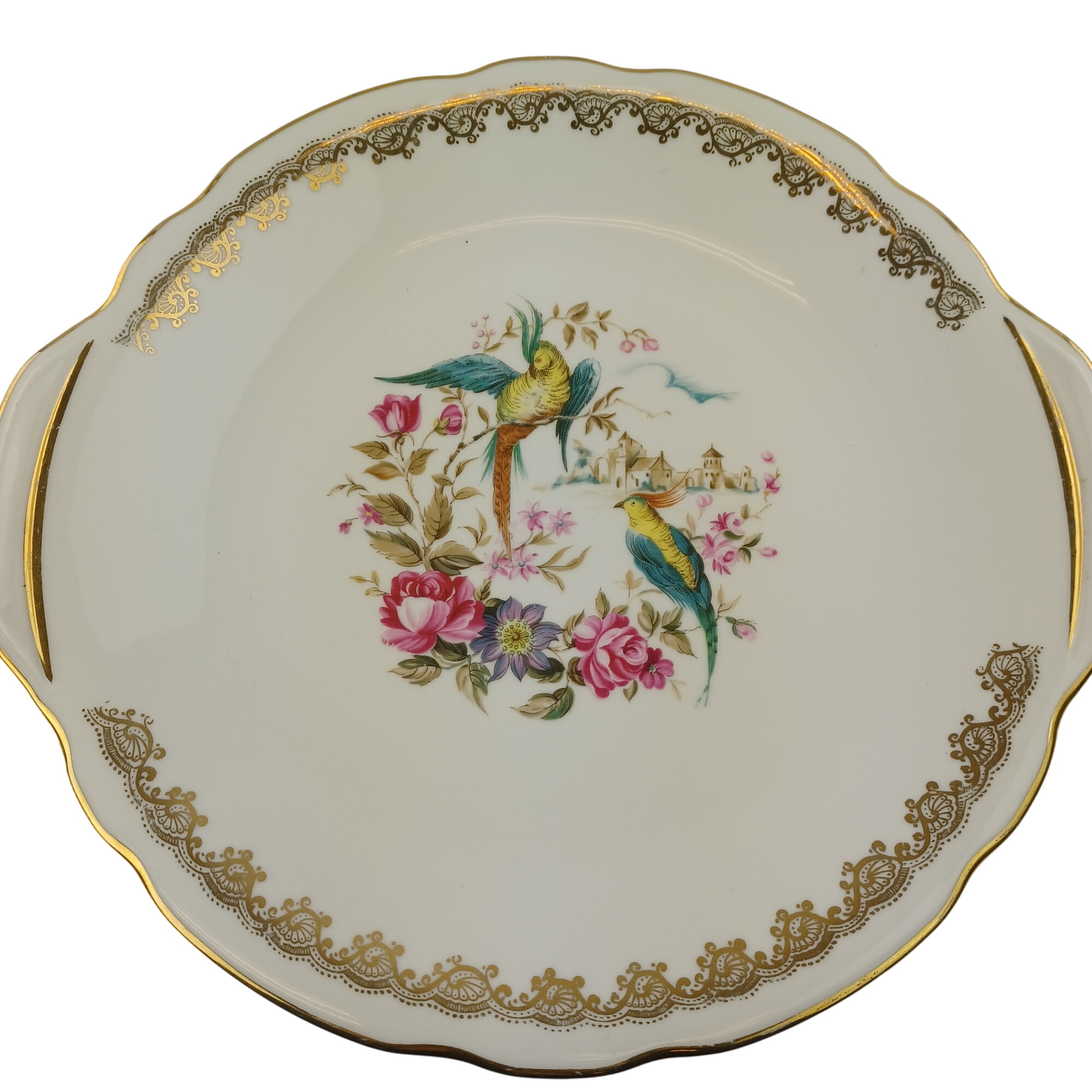 Assiette française en véritable porcelaine de Chauvigny de 28cm avec deux oideaux sur des fleurs et des finitions dorées - 10,00 € Assiette française en véritable porcelaine de Chauvigny de 28cm avec deux oideaux sur des fleurs et des finitions dorées reconditionné disponible sur Label Emmaüs