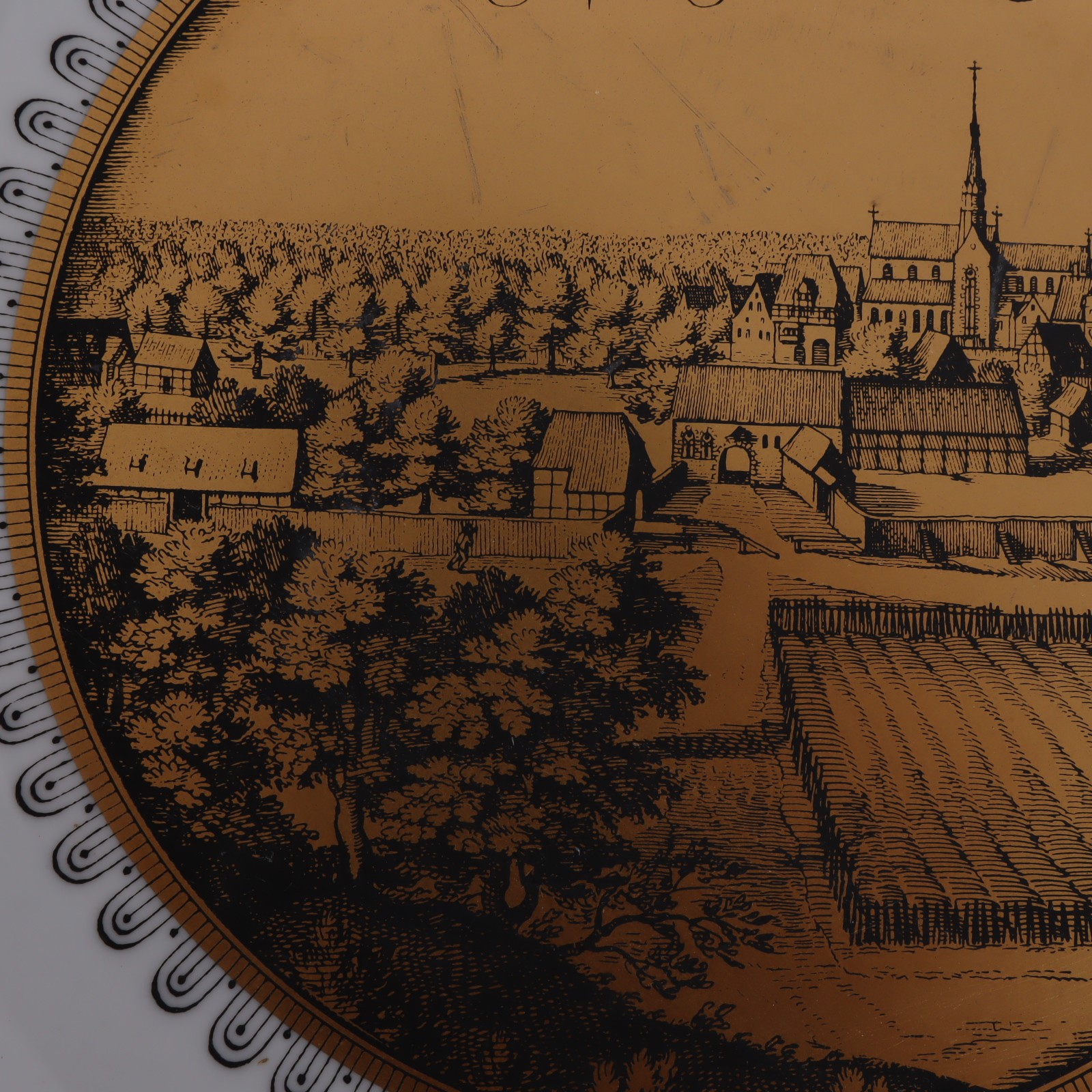 Voir photo 3 de Assiette Murale de Collection En Porcelaine de Fürstenberg – Kloster Amelunxborn Assiette Murale de Collection En Porcelaine de Fürstenberg – Kloster Amelunxborn Bon état reconditionné photo 3