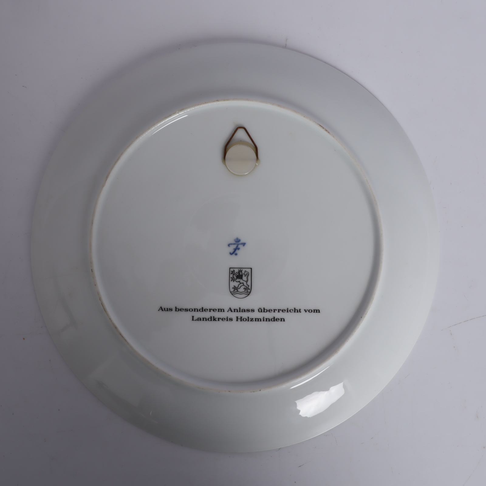 Voir photo 4 de Assiette Murale de Collection En Porcelaine de Fürstenberg – Kloster Amelunxborn Assiette Murale de Collection En Porcelaine de Fürstenberg – Kloster Amelunxborn Bon état reconditionné photo 4