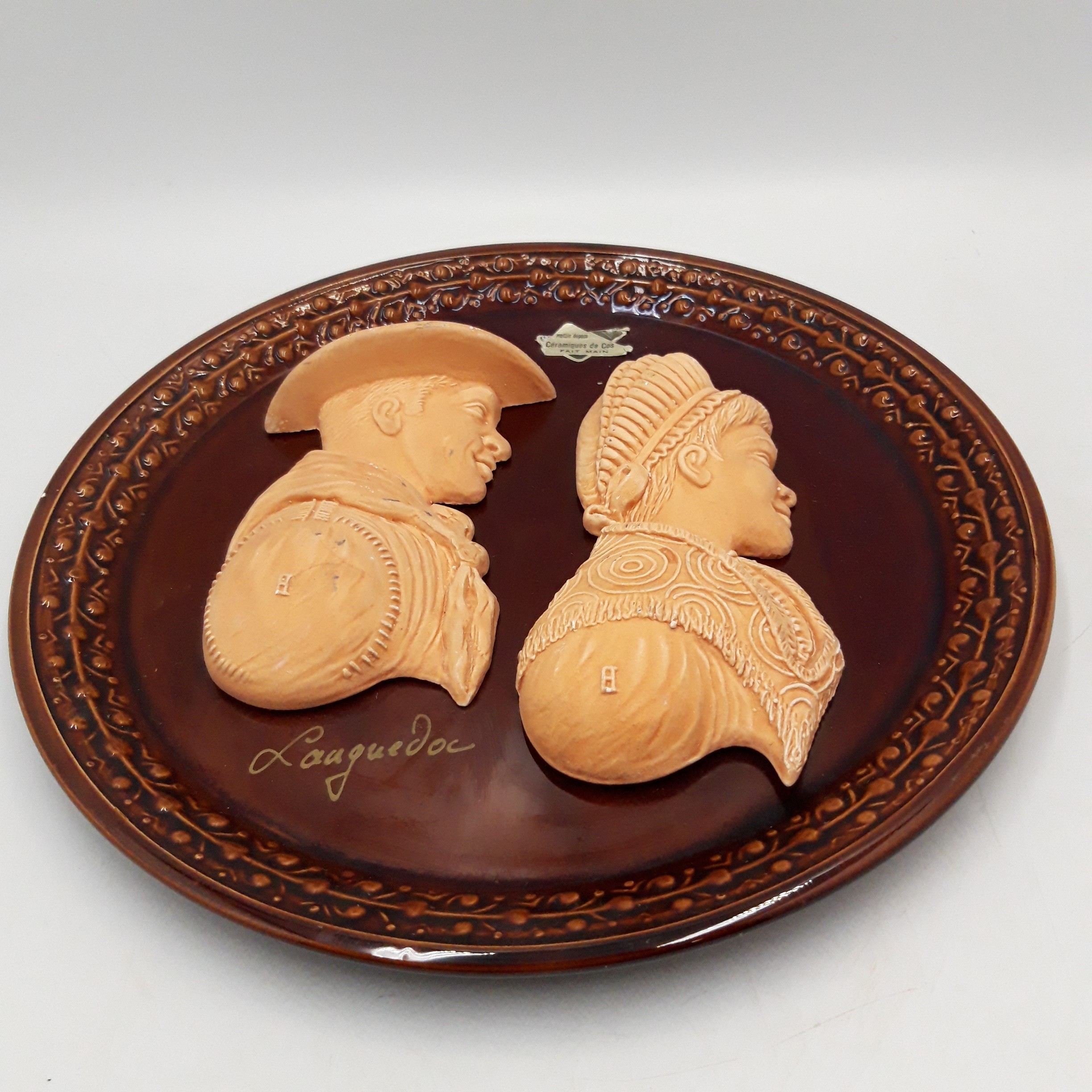 Voir photo 2 de Assiette murale de décoration représentant un couple en relief", Collection. Assiette murale de décoration représentant un couple en relief", Collection. Bon état reconditionné photo 2