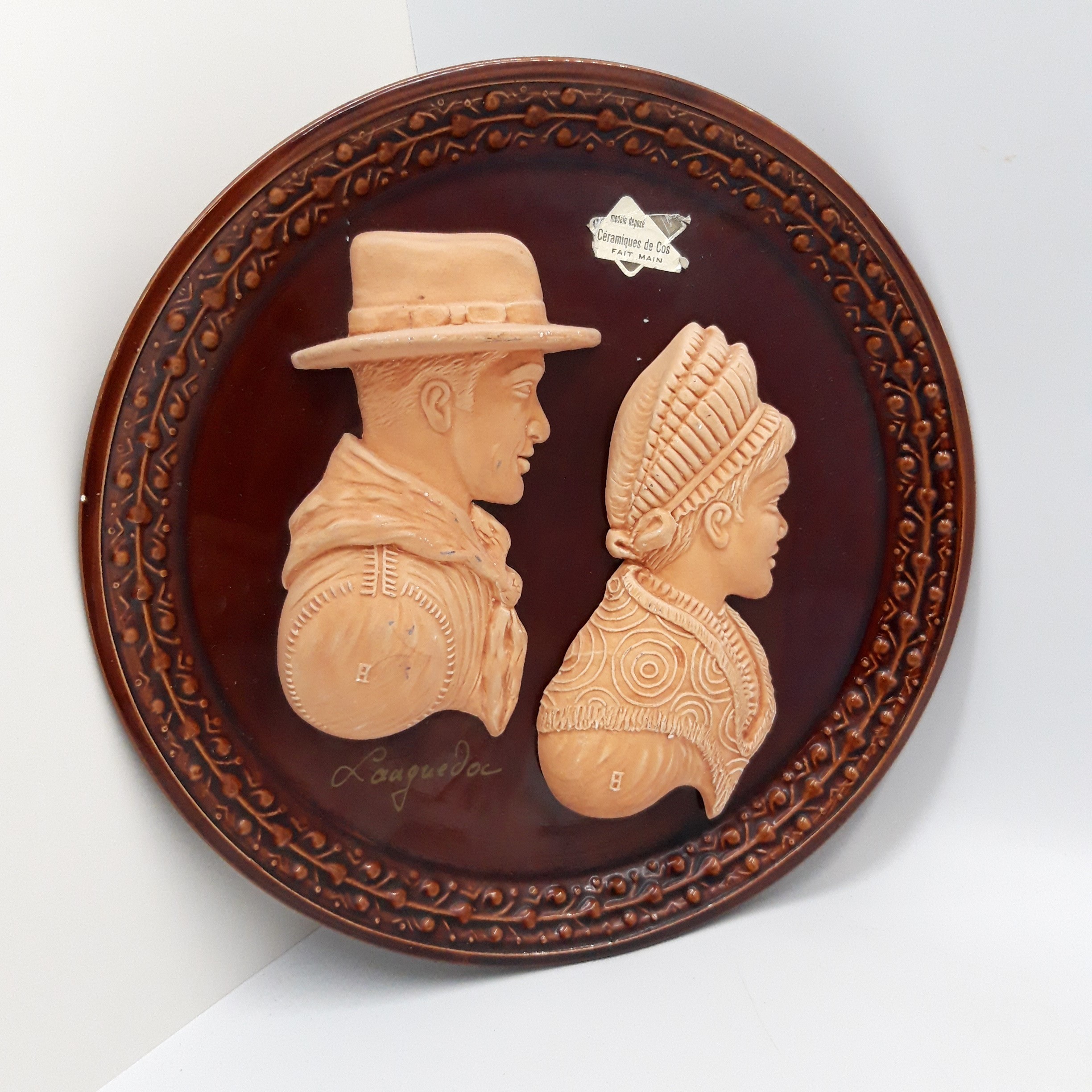 Voir photo 3 de Assiette murale de décoration représentant un couple en relief", Collection. Assiette murale de décoration représentant un couple en relief", Collection. Bon état reconditionné photo 3