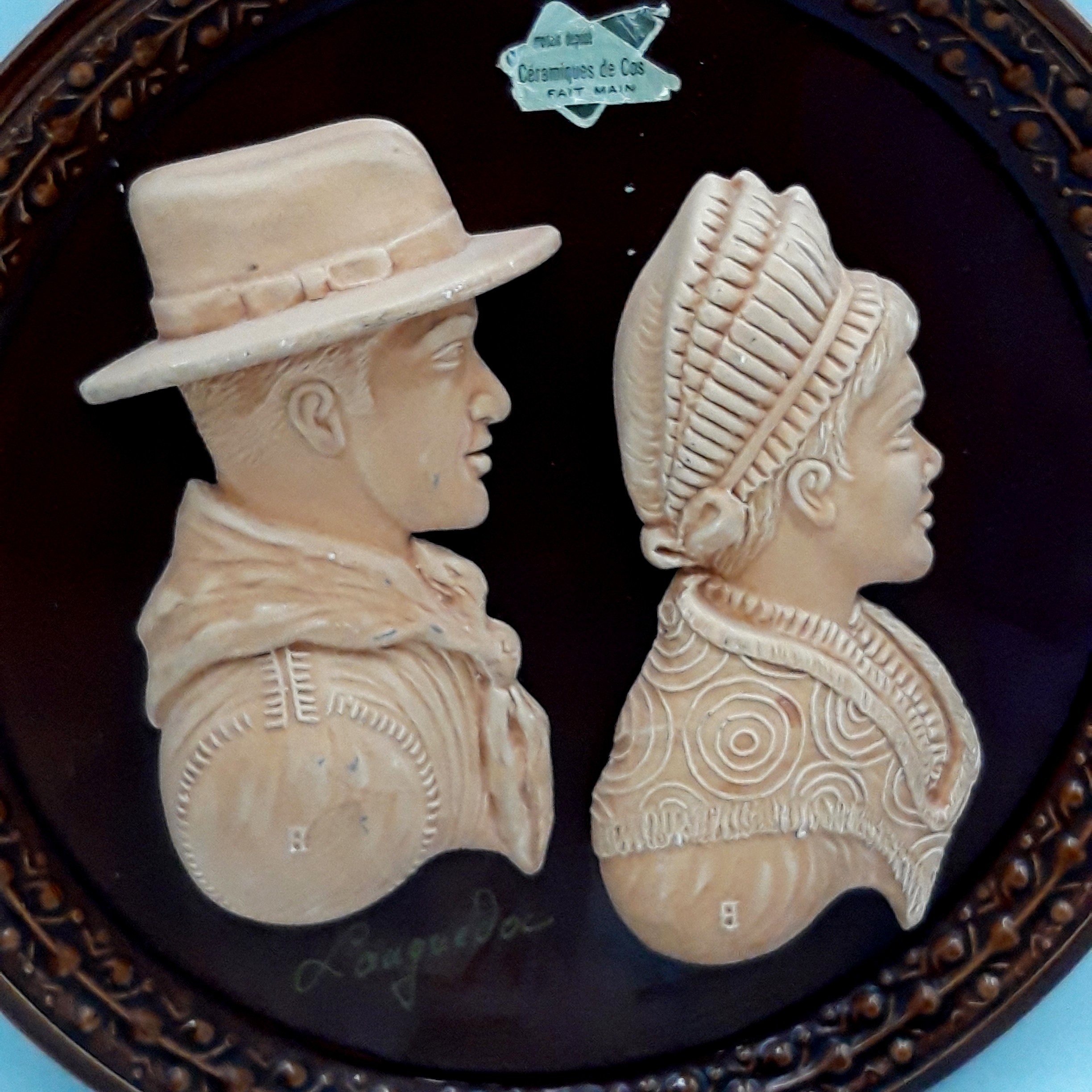 Voir photo 5 de Assiette murale de décoration représentant un couple en relief", Collection. Assiette murale de décoration représentant un couple en relief", Collection. Bon état reconditionné photo 5
