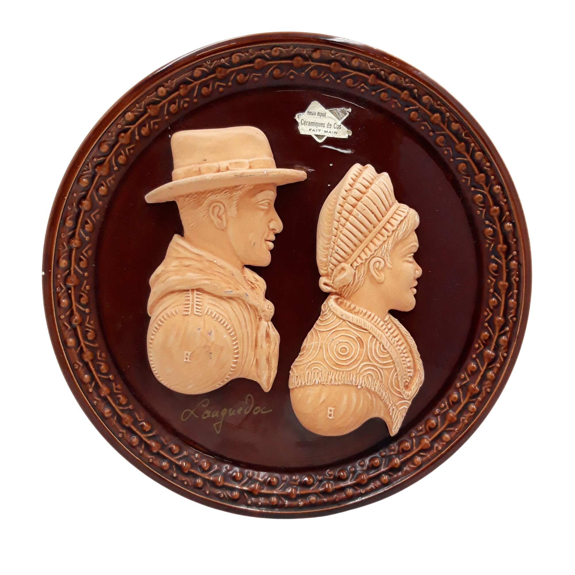 Assiette murale de décoration représentant un couple en relief", Collection. Bon état - 16,00 € Assiette murale de décoration représentant un couple en relief", Collection. Bon état reconditionné disponible sur Label Emmaüs