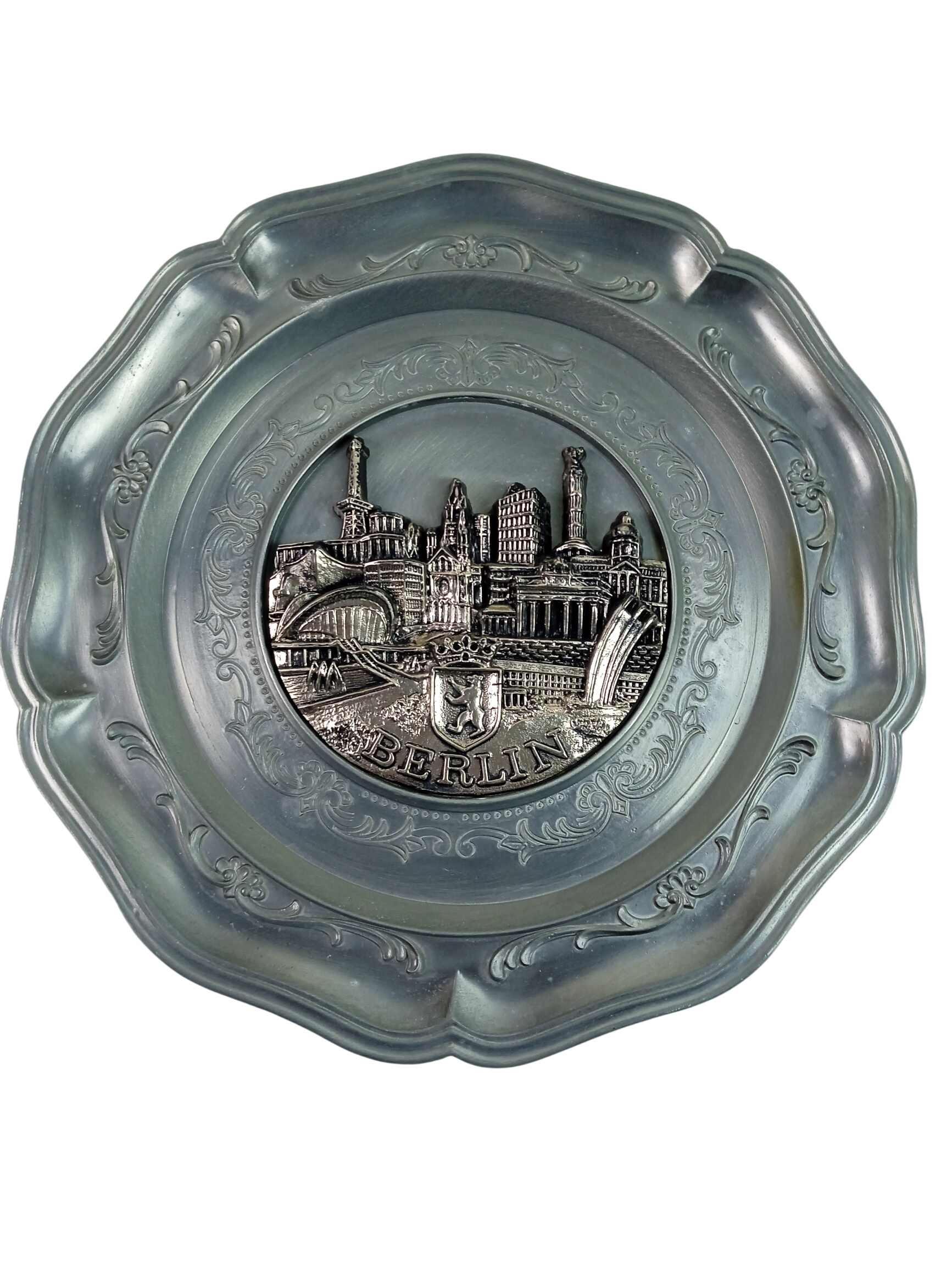 Assiette murale décorative Berlin de la marque Koziol en étain Bon état - 20,00 € Assiette murale décorative Berlin de la marque Koziol en étain Bon état reconditionné disponible sur Label Emmaüs