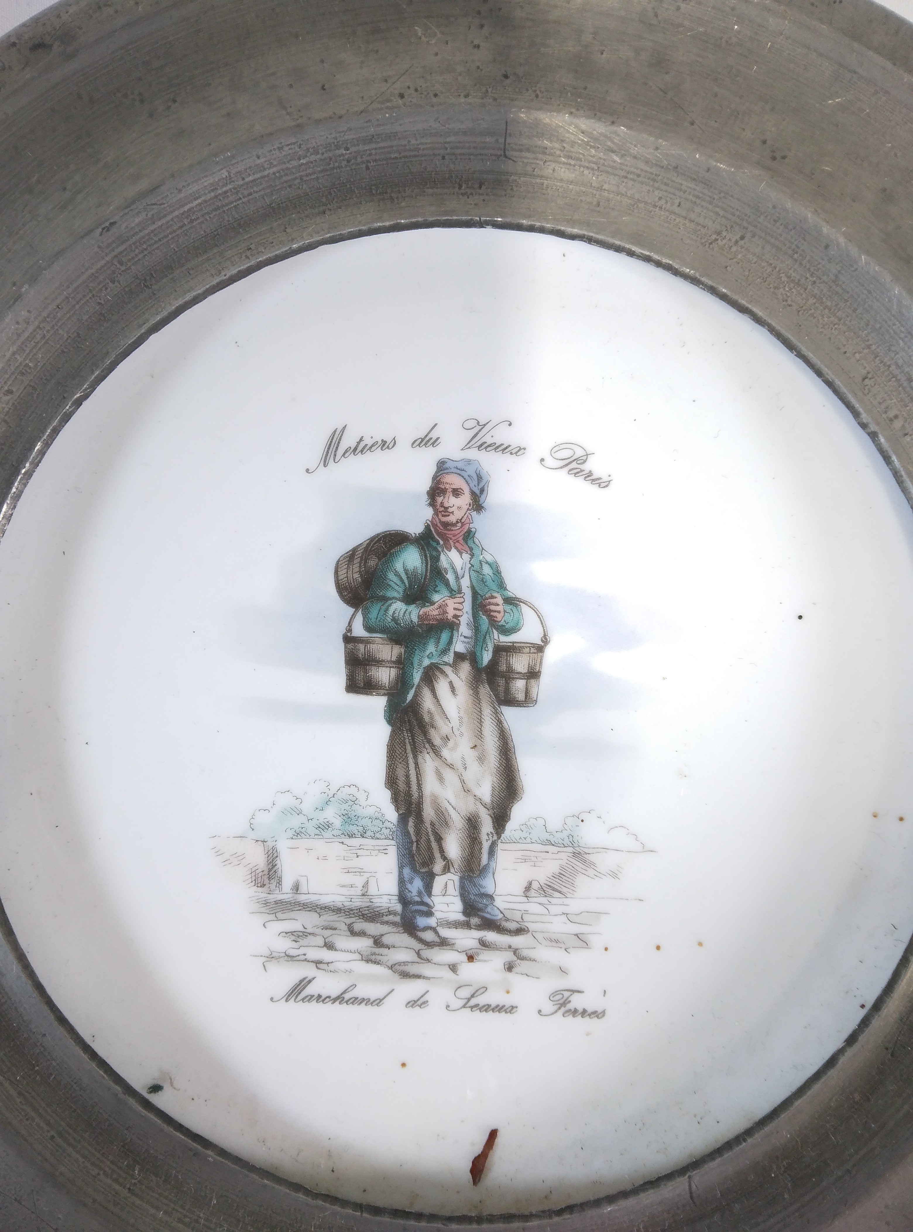 Voir photo 2 de Assiette murale décorative en étain et porcelaine de Sologne. Assiette murale décorative en étain et porcelaine de Sologne. Très bon état reconditionné photo 2