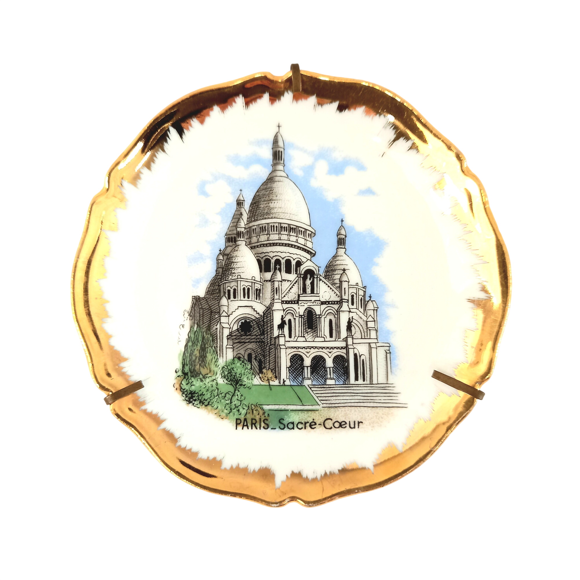 Assiette murale décorative en pocelaine de Limoges, à l'effigie du Sacré-Coeur (Paris) - 13,60 € Assiette murale décorative en pocelaine de Limoges, à l'effigie du Sacré-Coeur (Paris) reconditionné disponible sur Label Emmaüs