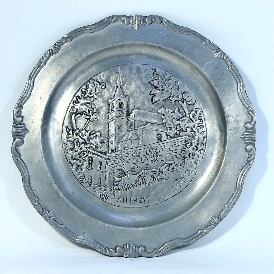 Assiette murale en étain Bon état - 12,00 € Assiette murale en étain Bon état reconditionné disponible sur Label Emmaüs