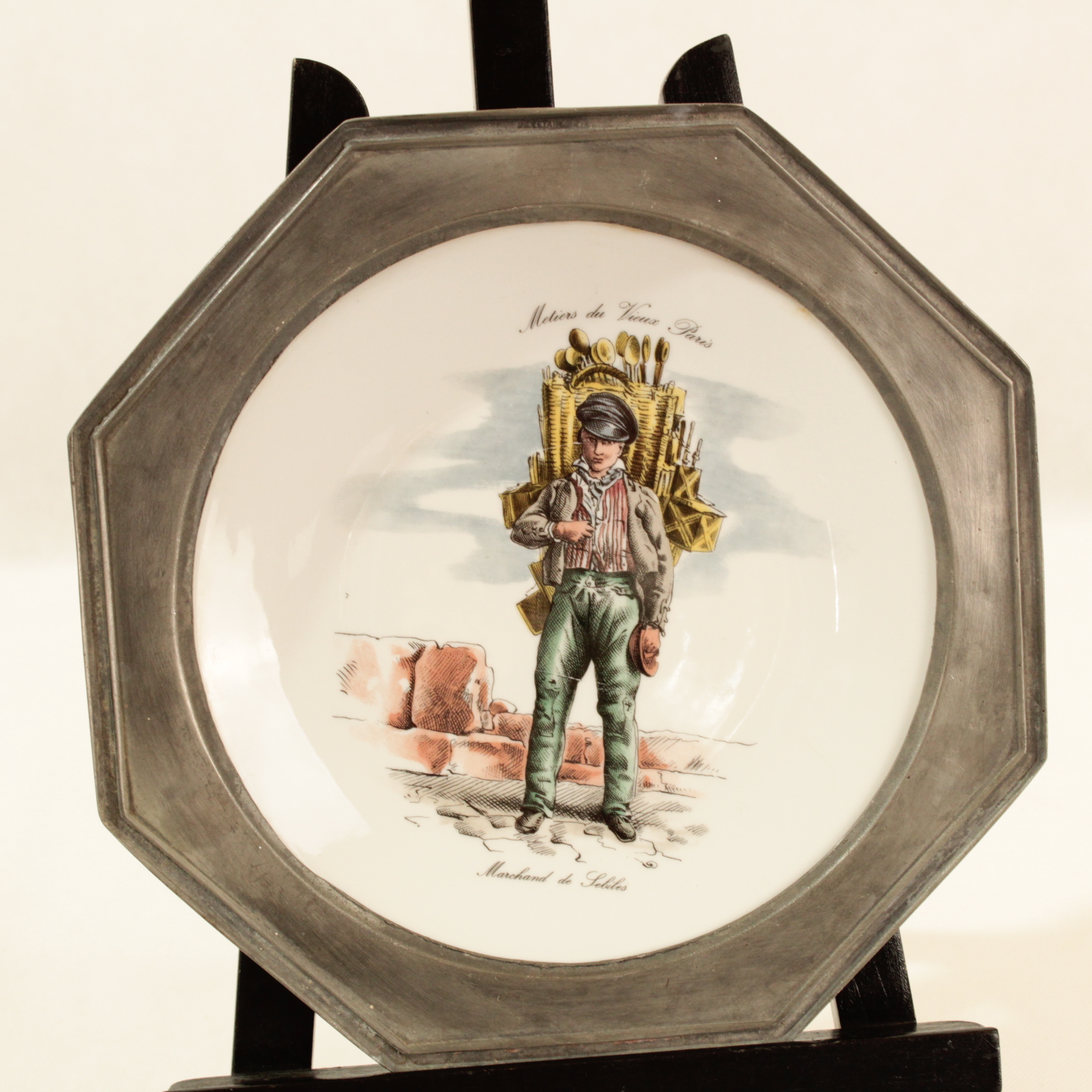 Assiette murale VIEUX METIERS DR PARIS en étain et porcelaine Très bon état - 17,50 € Assiette murale VIEUX METIERS DR PARIS en étain et porcelaine Très bon état reconditionné disponible sur Label Emmaüs