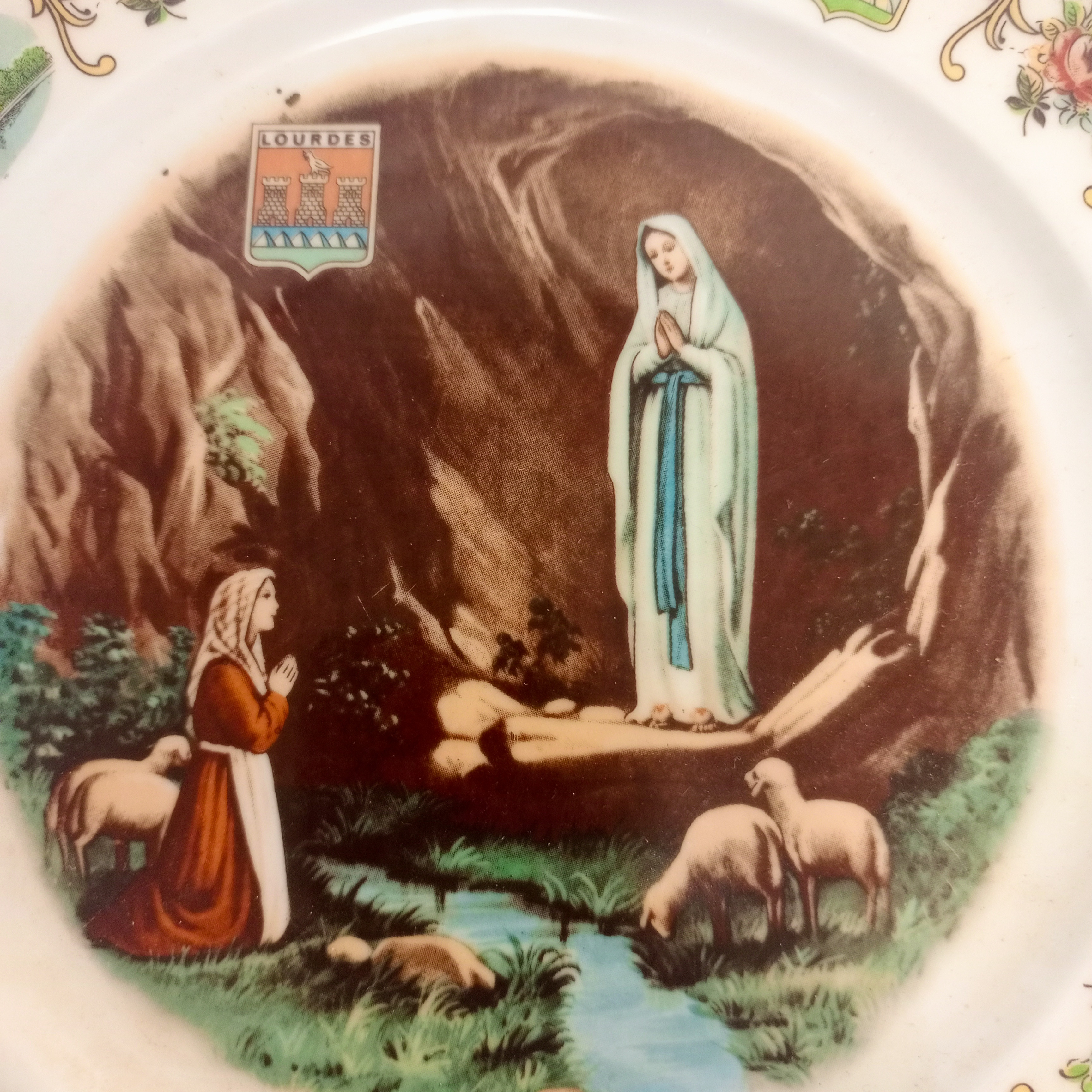 Voir photo 2 de Assiette Murale Vintage en Porcelaine Lourdes Assiette Murale Vintage en Porcelaine Lourdes État correct reconditionné photo 2