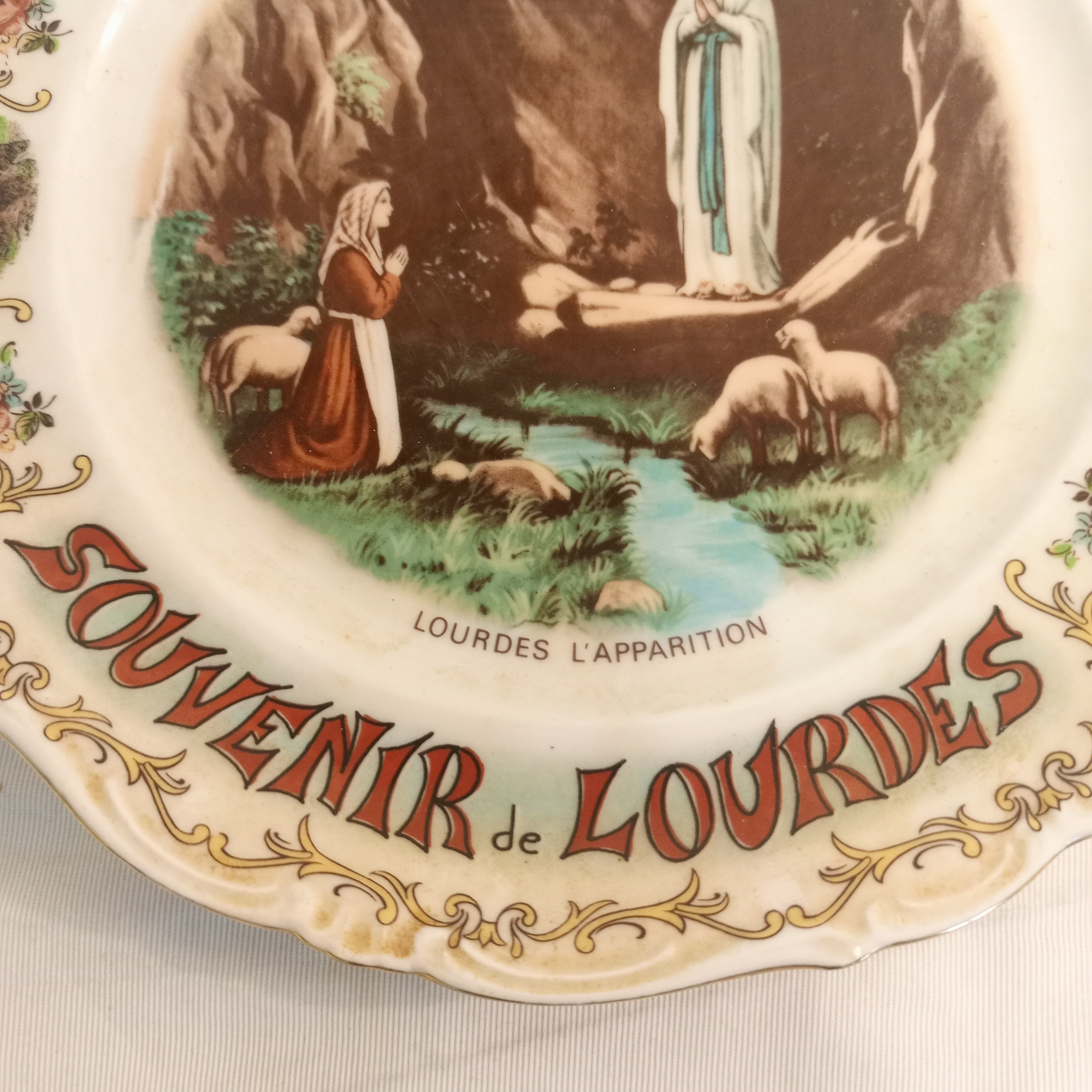 Voir photo 3 de Assiette Murale Vintage en Porcelaine Lourdes Assiette Murale Vintage en Porcelaine Lourdes État correct reconditionné photo 3