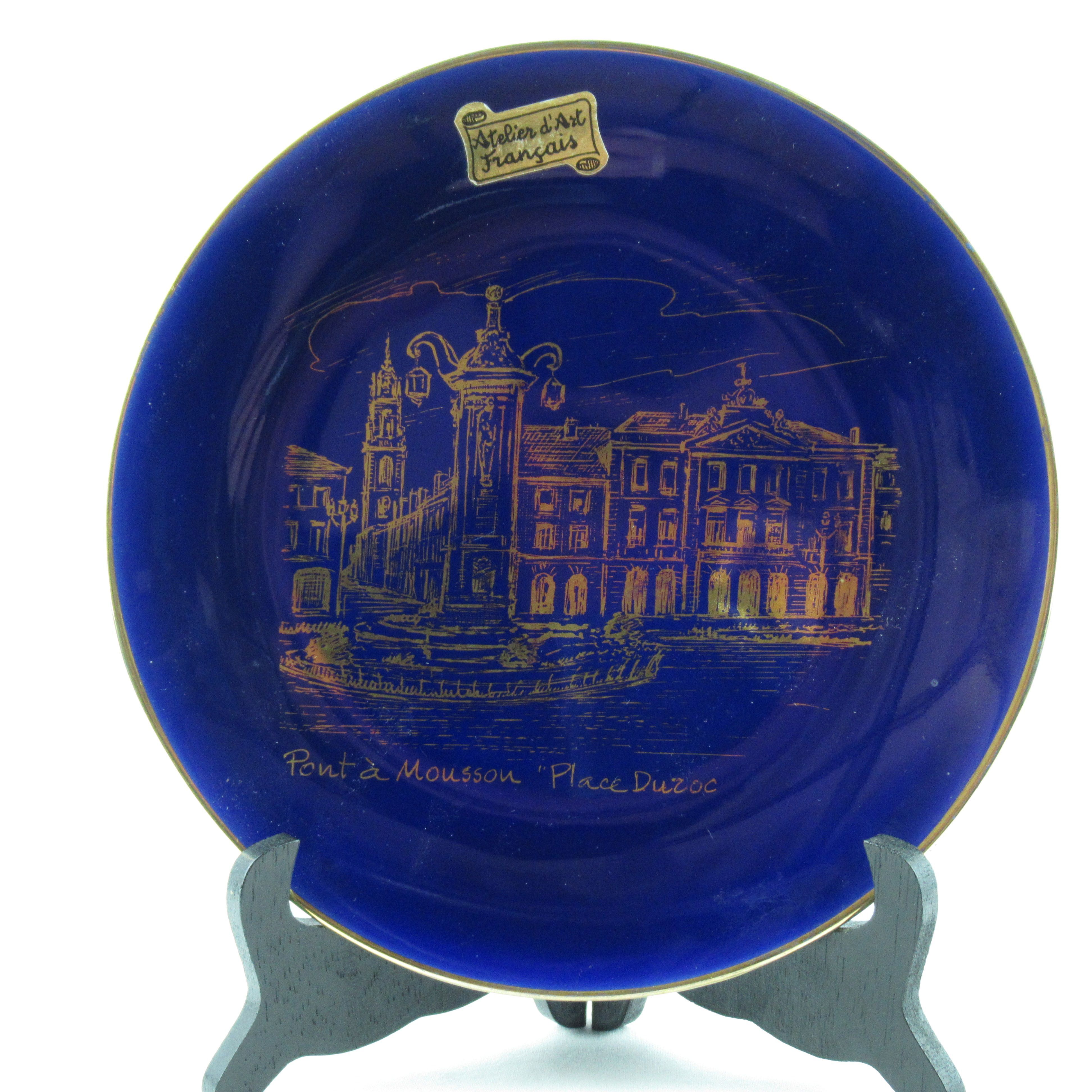 Acheter Assiette "Place Duroc" de Pont-à-Mousson - Atelier d'arts Français Très bon état - 10,00 € Assiette "Place Duroc" de Pont-à-Mousson - Atelier d'arts Français Très bon état reconditionné disponible sur Label Emmaüs