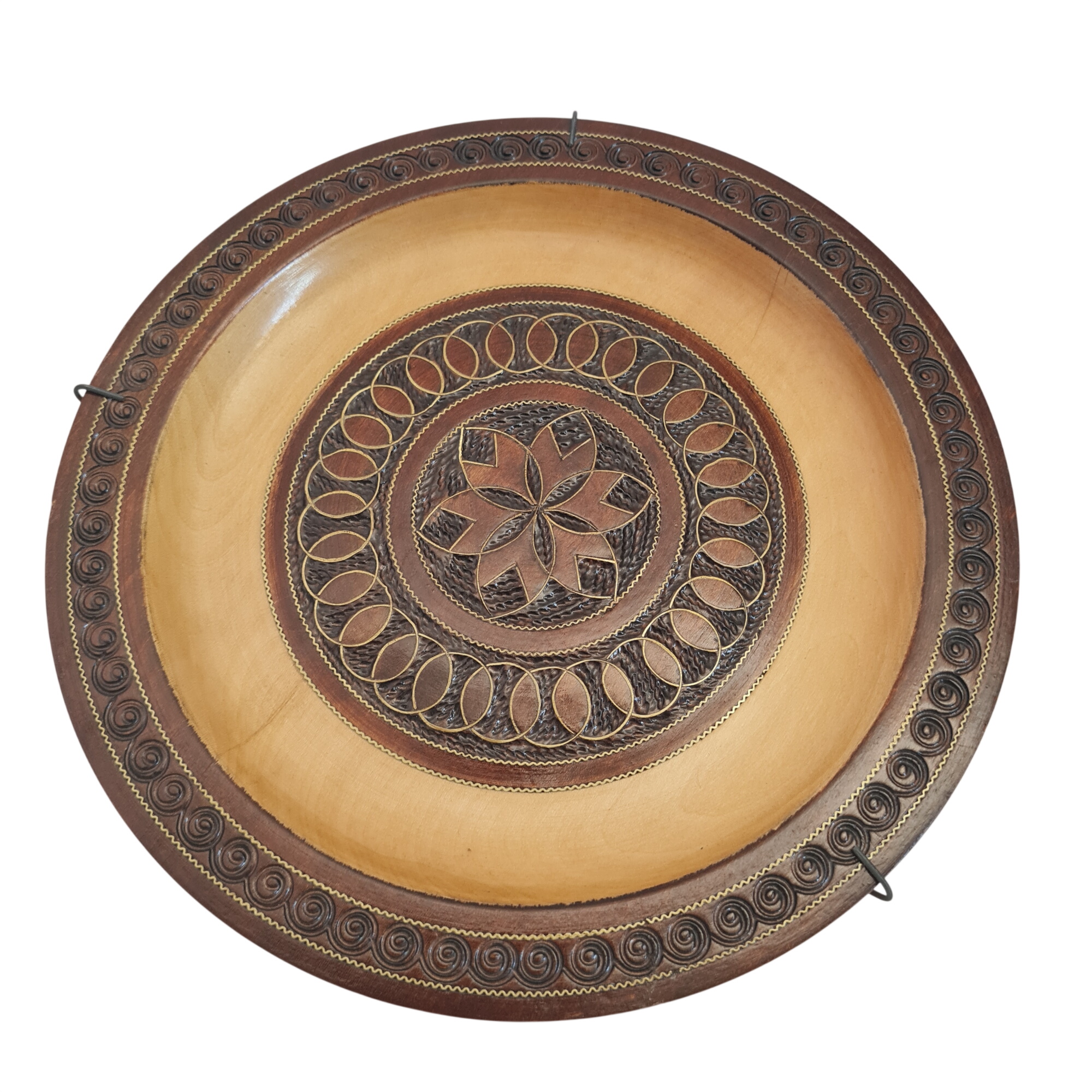 Assiette / Plat mural en bois sculpté artisanal polonais – 21 cm – Vintage Très bon état - 20,00 € Assiette / Plat mural en bois sculpté artisanal polonais – 21 cm – Vintage Très bon état reconditionné disponible sur Label Emmaüs