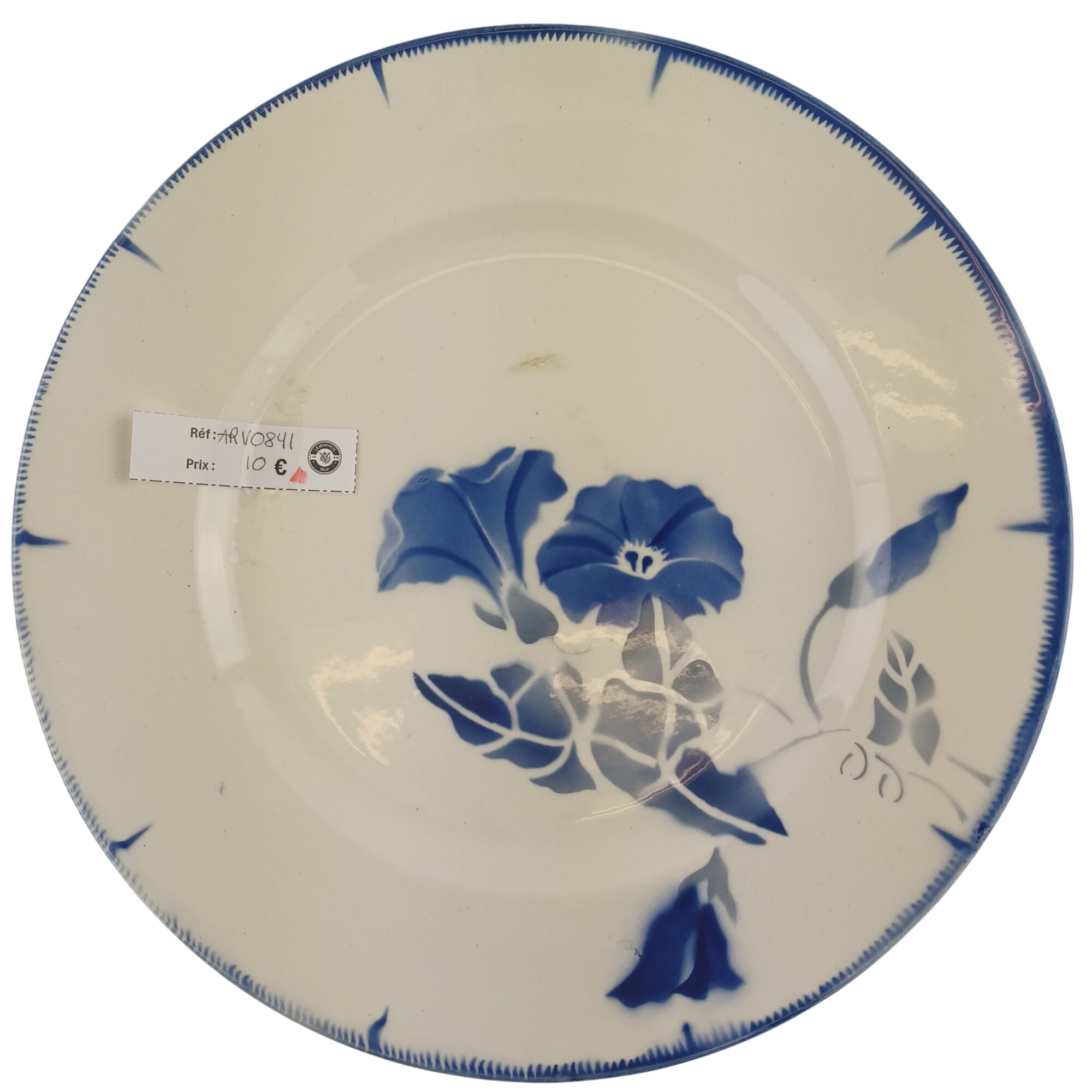 Acheter Assiette plate de la faïencerie de Longchamp datant d'après-guerre de 27 cm de diamètre Très bon état - 10,00 € Assiette plate de la faïencerie de Longchamp datant d'après-guerre de 27 cm de diamètre Très bon état reconditionné disponible sur Label Emmaüs