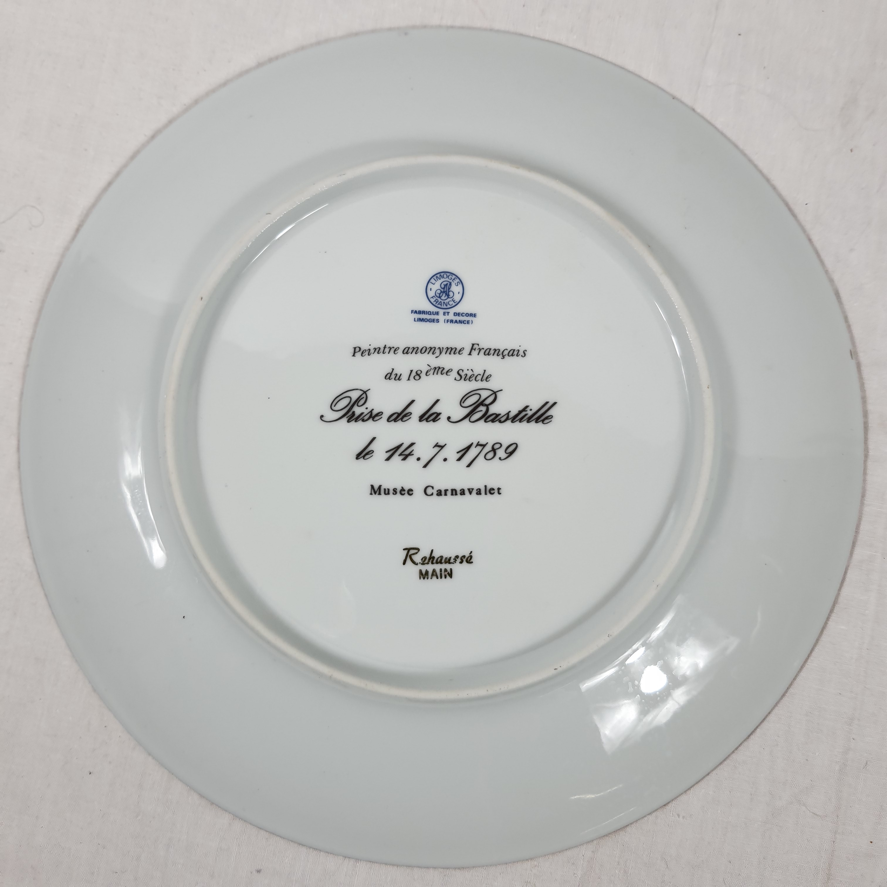 Voir photo 2 de Assiette plate décorative en porcelaine - "Prise de la Bastille", anonyme, Musée Carnavalet Assiette plate décorative en porcelaine - "Prise de la Bastille", anonyme, Musée Carnavalet Très bon état reconditionné photo 2