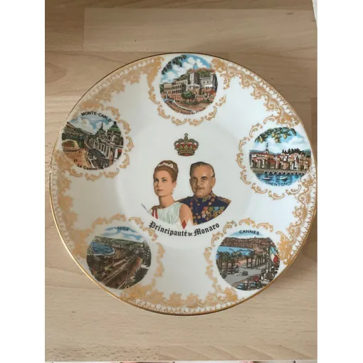 Assiette Prince Rainier Et Princesse Grace. Porcelaine Fabriquée À Monaco. Aucune Ébréchure. Bon état reconditionné disponible sur Rakuten