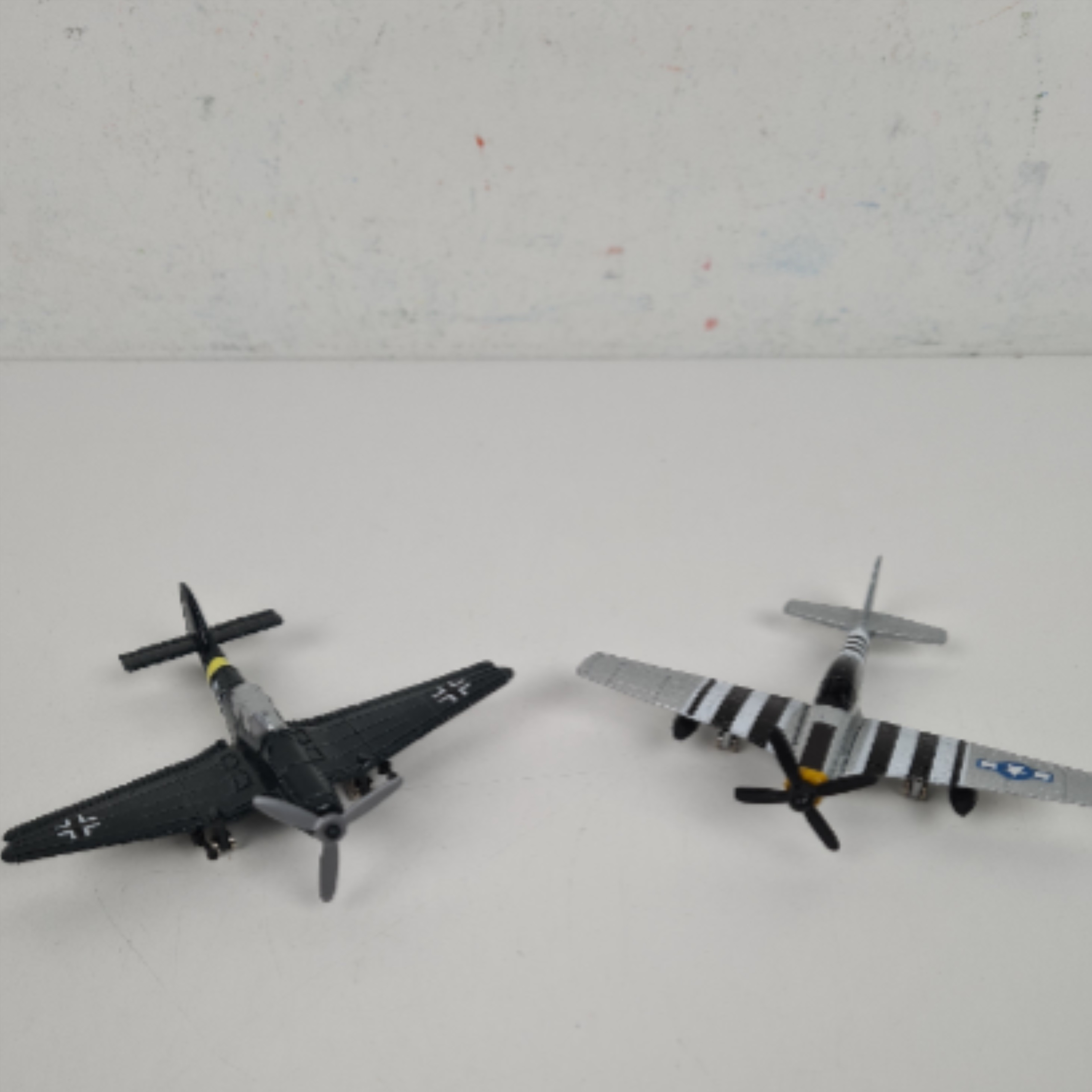 Voir photo 2 de Avion - Lot de 2 Miniature avion de guerre en métal - Mustang / Junkers - 8 cm Avion - Lot de 2 Miniature avion de guerre en métal - Mustang / Junkers - 8 cm Bon état reconditionné photo 2