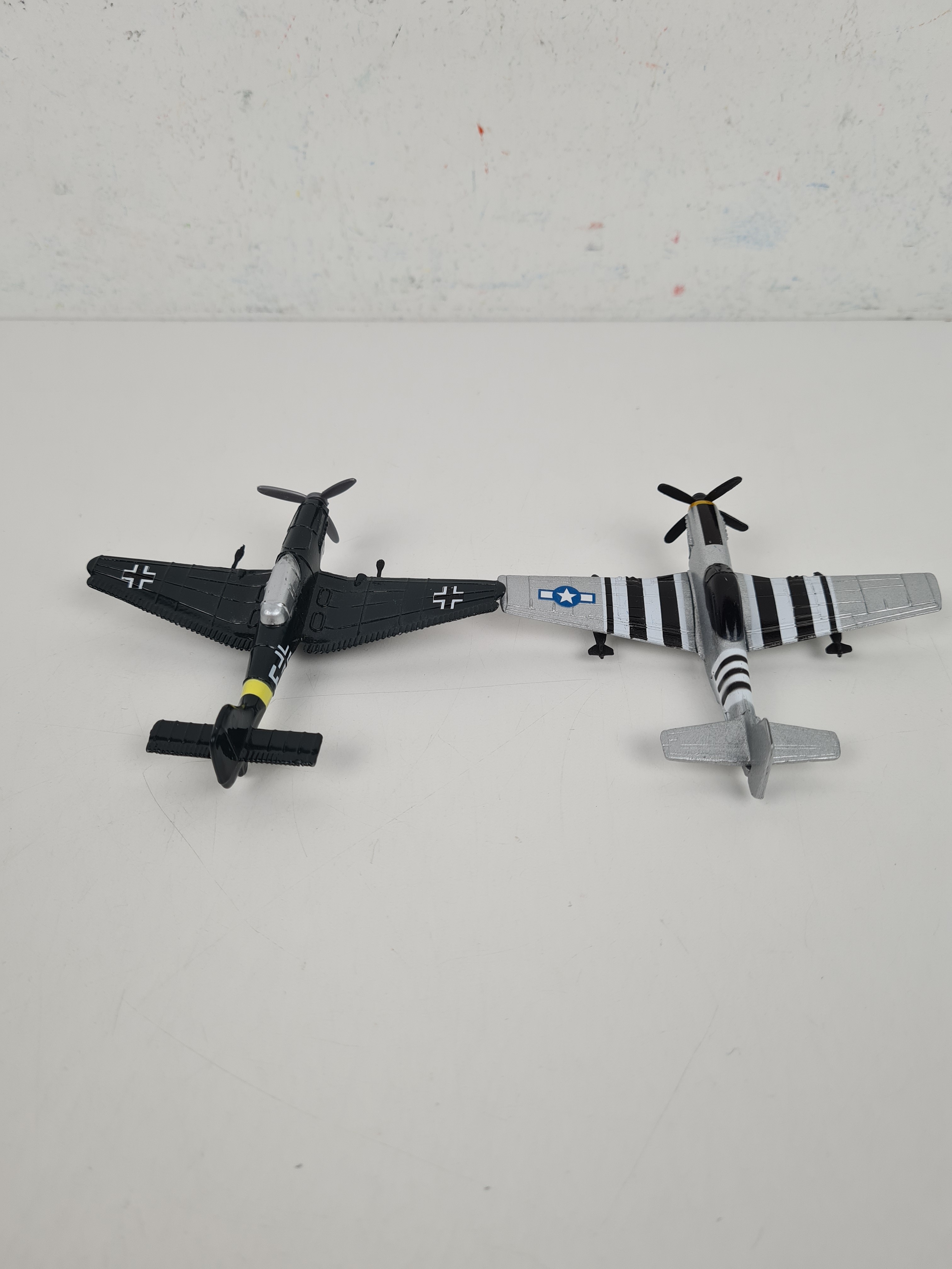 Voir photo 3 de Avion - Lot de 2 Miniature avion de guerre en métal - Mustang / Junkers - 8 cm Avion - Lot de 2 Miniature avion de guerre en métal - Mustang / Junkers - 8 cm Bon état reconditionné photo 3