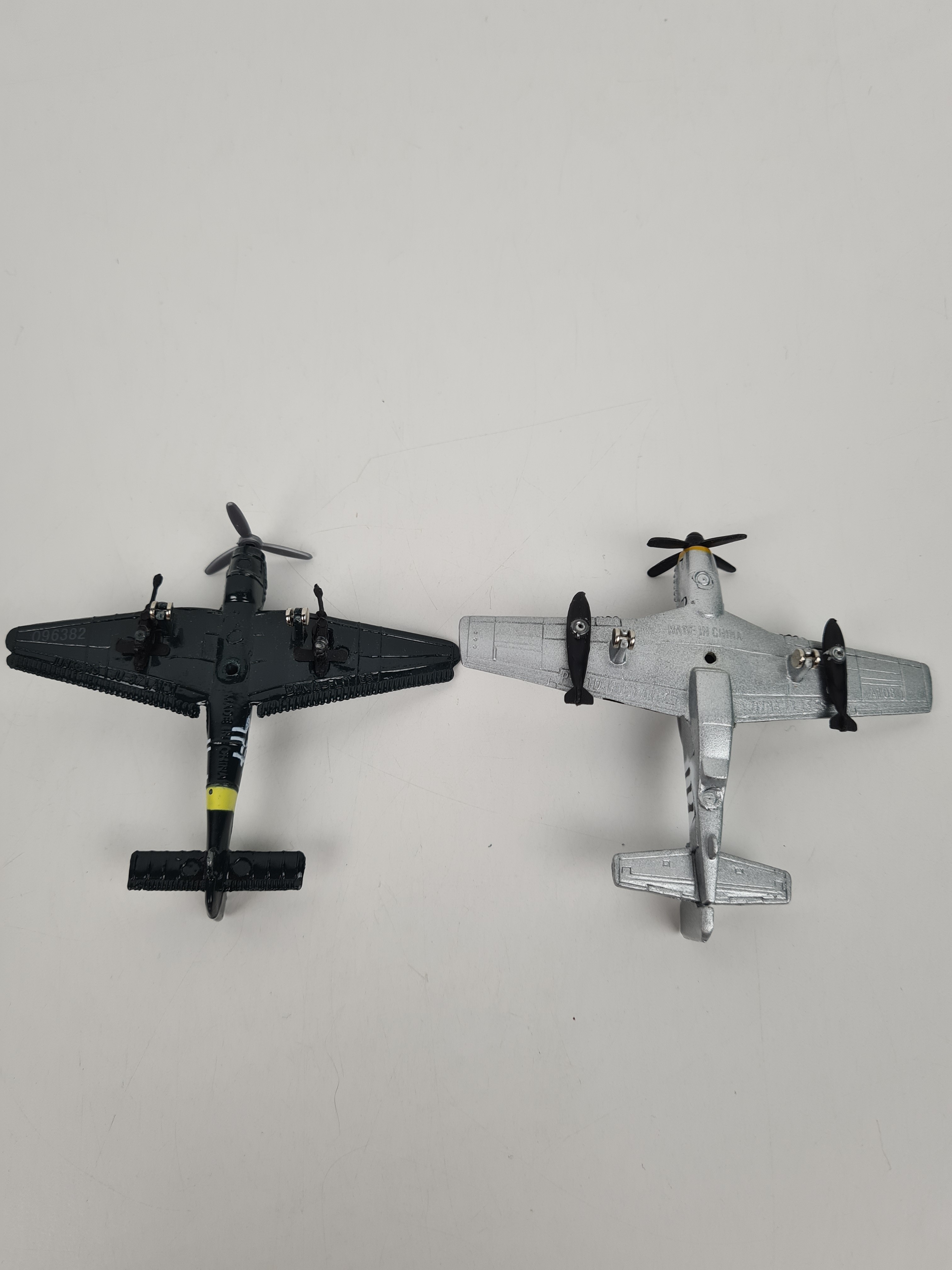 Voir photo 4 de Avion - Lot de 2 Miniature avion de guerre en métal - Mustang / Junkers - 8 cm Avion - Lot de 2 Miniature avion de guerre en métal - Mustang / Junkers - 8 cm Bon état reconditionné photo 4