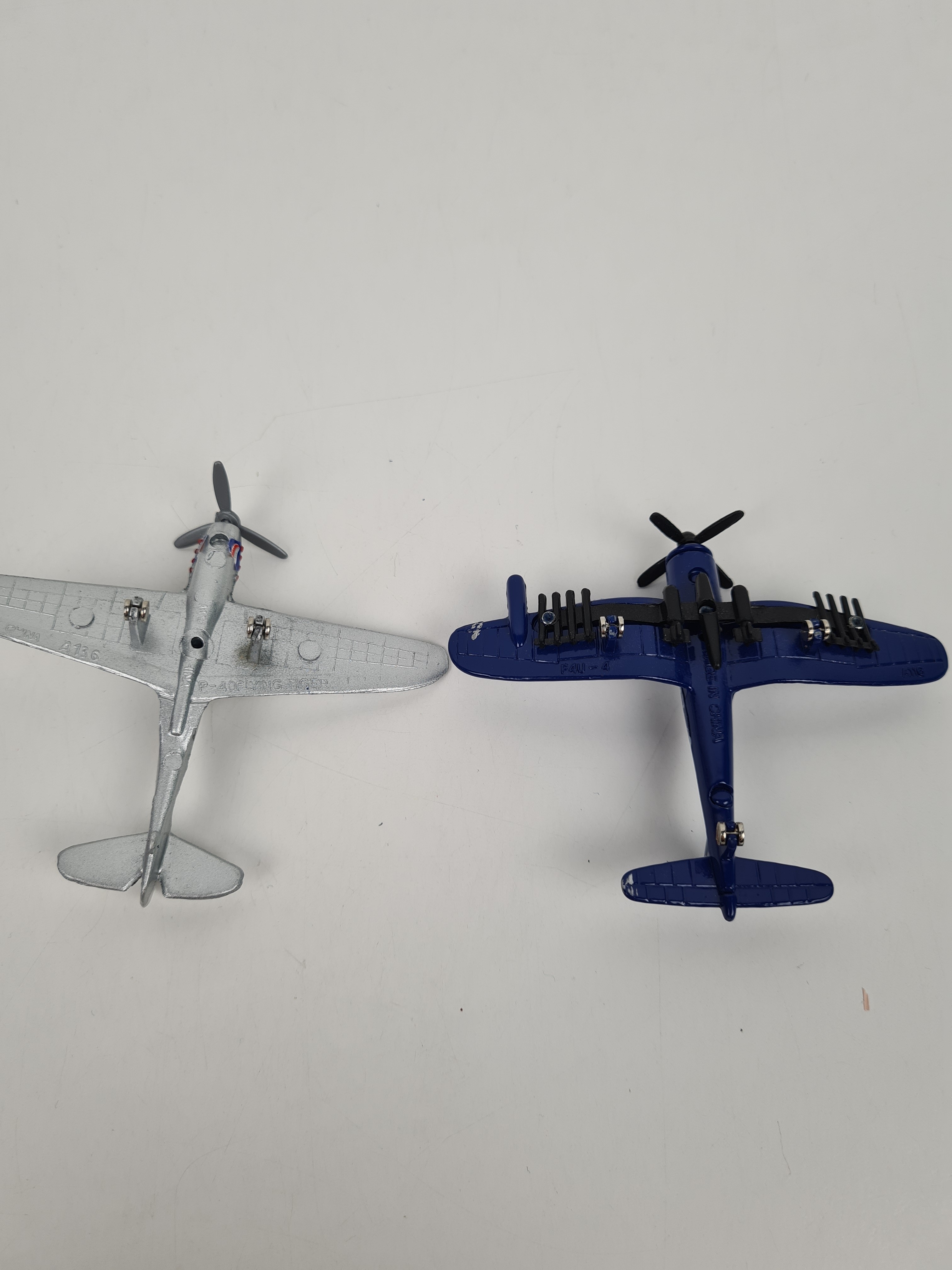 Voir photo 4 de Avion - Lot de 2 Miniature avion de guerre F4U 4 et P 40 en métal - Flying Tiger - 8 cm Avion - Lot de 2 Miniature avion de guerre F4U 4 et P 40 en métal - Flying Tiger - 8 cm Bon état reconditionné photo 4