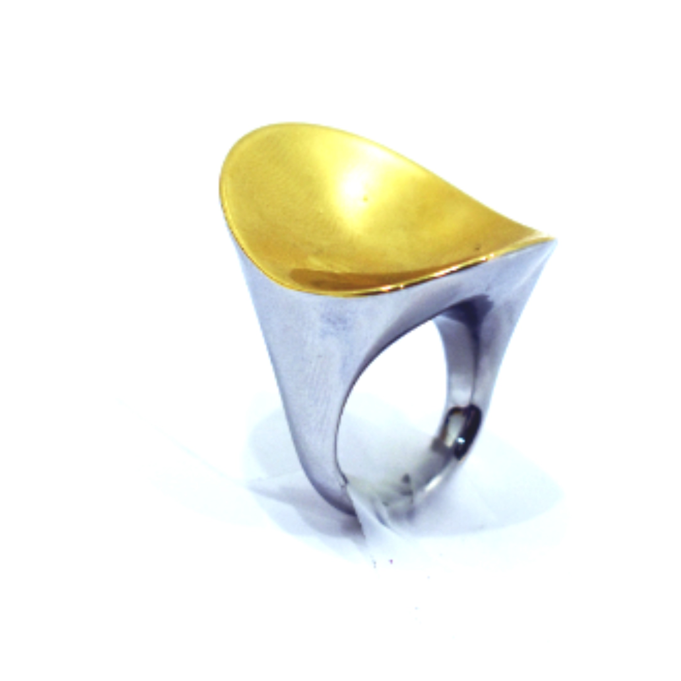 Bague Cabochon Ondulé - Calvin Klein™ Bon état - 40,00 € Bague Cabochon Ondulé - Calvin Klein™ Bon état reconditionné disponible sur Label Emmaüs