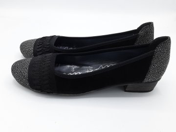 Ballerine à talons Un tour en ville 38 en tissus de secondes mains - 15,00 € Ballerine à talons Un tour en ville 38 en tissus de secondes mains N/A reconditionné disponible sur Claquettes Market
