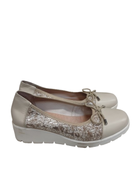 Acheter Ballerine compensée cuir beige et irisé T 36 de seconde main - 25,00 € Ballerine compensée cuir beige et irisé T 36 de seconde main N/A reconditionné disponible sur Claquettes Market
