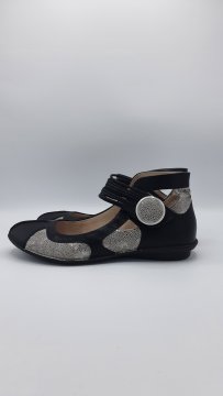 Acheter Ballerine noir et argent de seconde mains - 25,00 € Ballerine noir et argent de seconde mains reconditionné disponible sur Claquettes Market