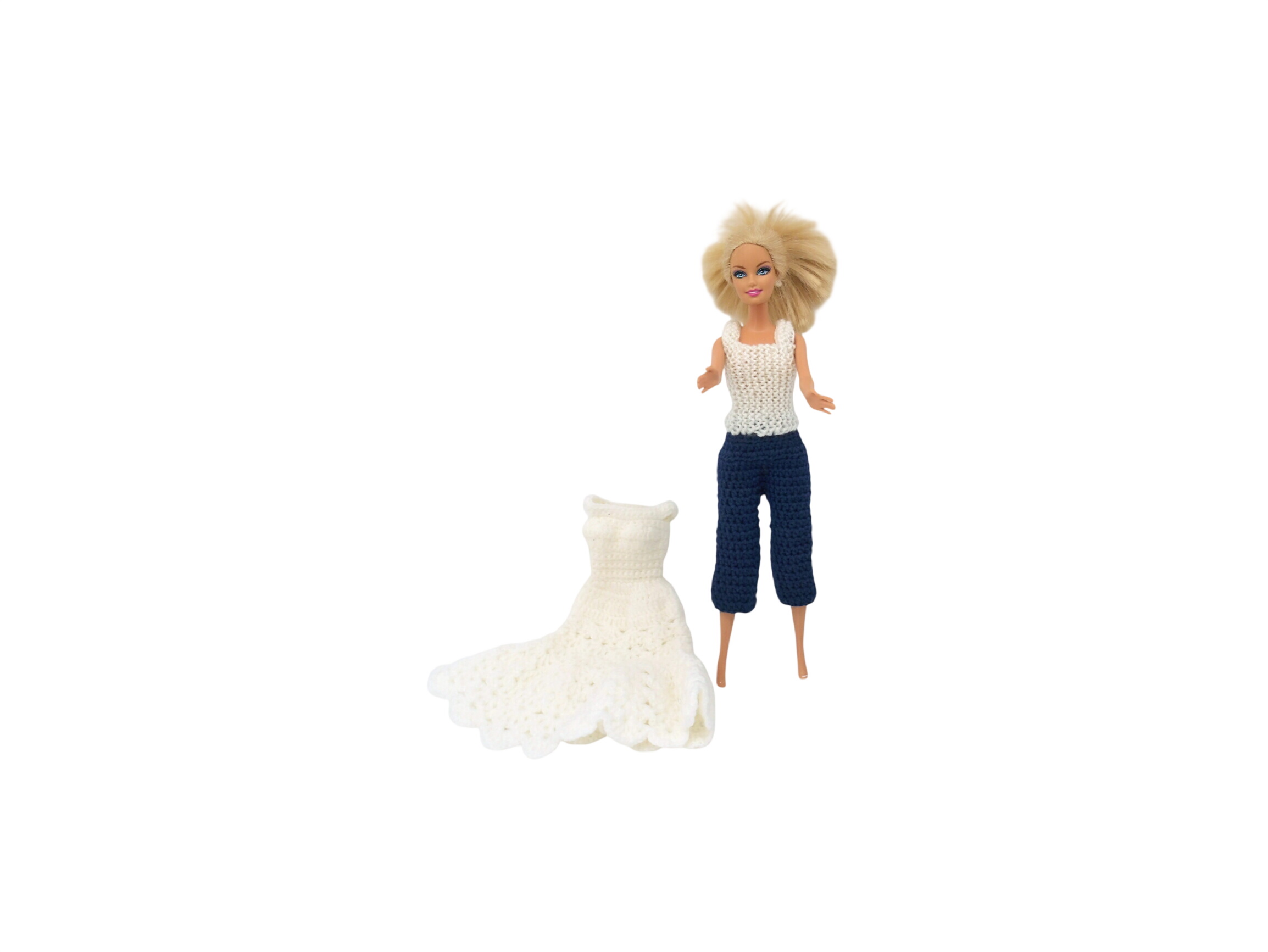 Acheter Barbie et lots de tenues Très bon état - 11,90 € Barbie et lots de tenues Très bon état reconditionné disponible sur Label Emmaüs