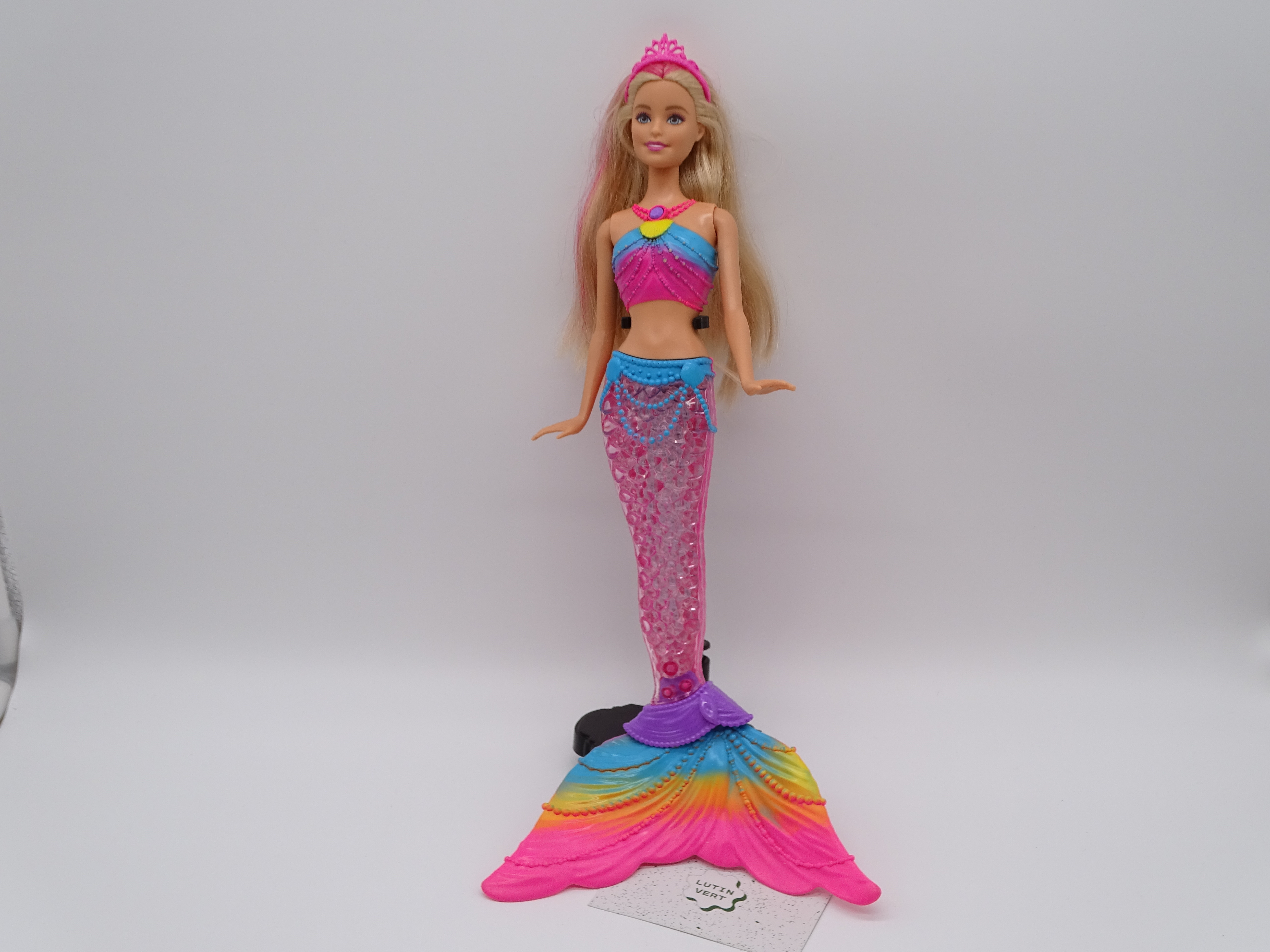 Barbie Sirène lumineuse d'occasion MATTEL - Dès 4 ans | Ref 13390 Très bon état - 14,00 € Barbie Sirène lumineuse d'occasion MATTEL - Dès 4 ans | Ref 13390 Très bon état reconditionné disponible sur Label Emmaüs