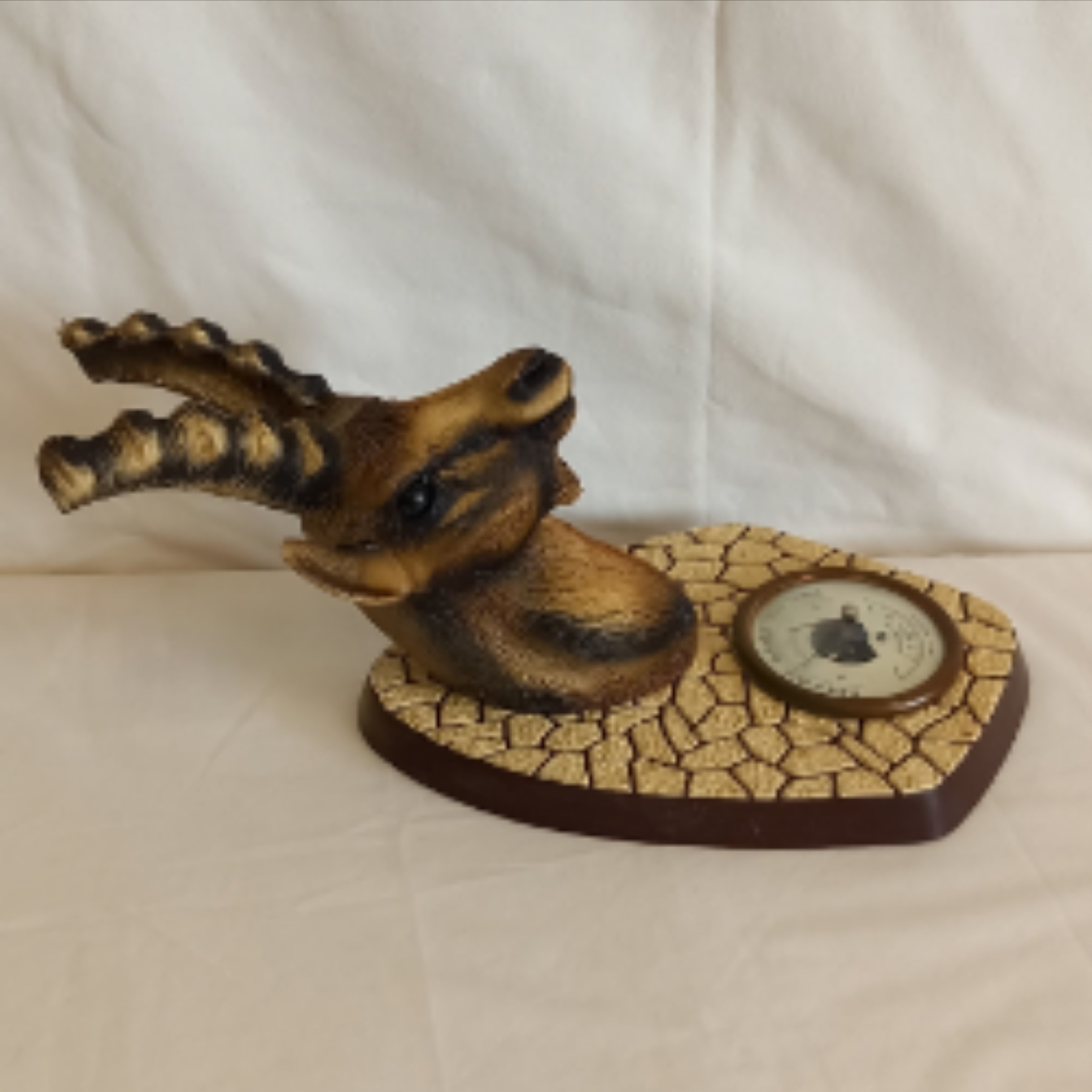 Voir photo 3 de Baromètre tête de Cerf vintage en plastique trophée chasse Kitsch 1960 Baromètre tête de Cerf vintage en plastique trophée chasse Kitsch 1960 Bon état reconditionné photo 3