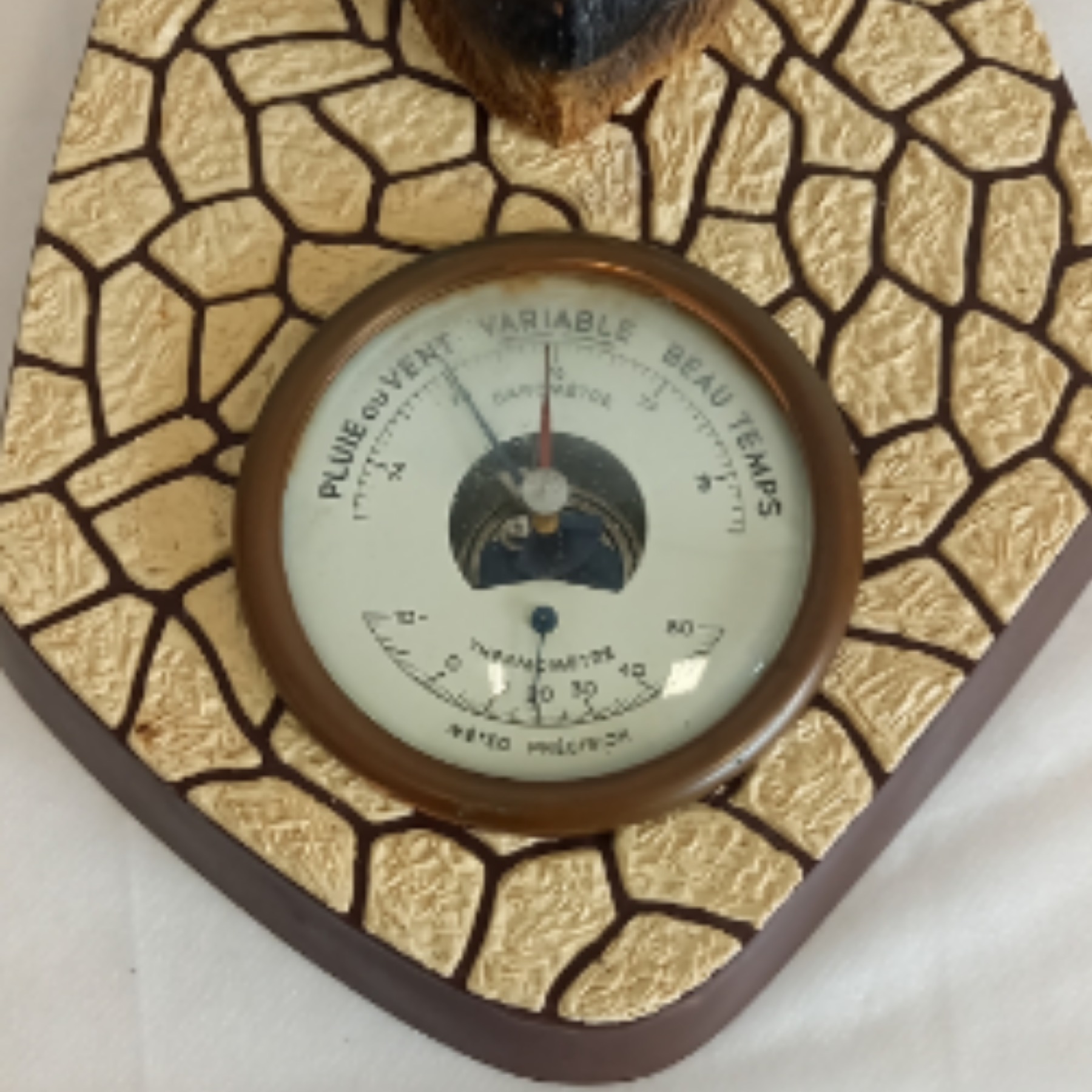 Voir photo 5 de Baromètre tête de Cerf vintage en plastique trophée chasse Kitsch 1960 Baromètre tête de Cerf vintage en plastique trophée chasse Kitsch 1960 Bon état reconditionné photo 5