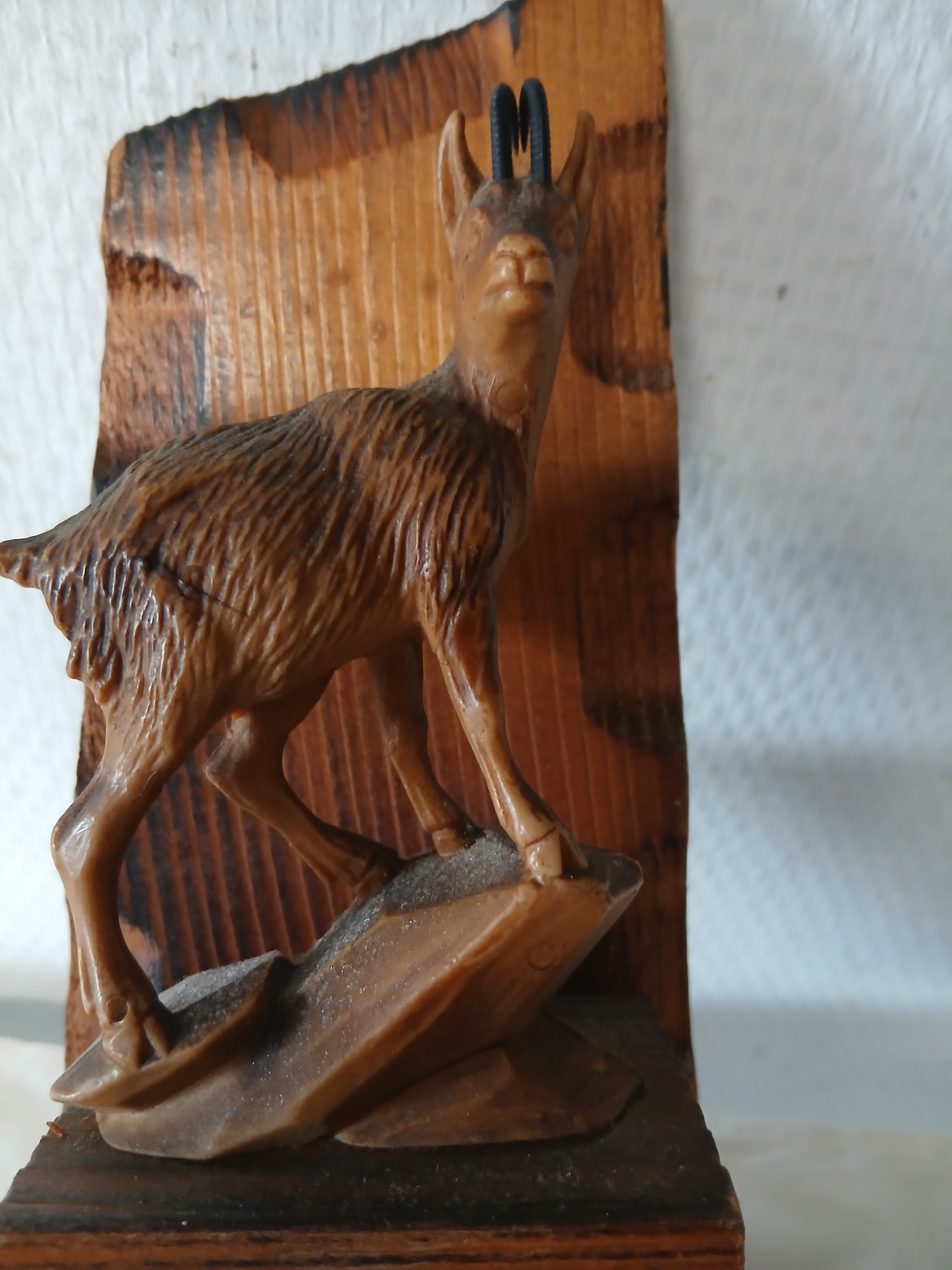 Voir photo 3 de Baromètre vintage en bois à décor de bouquetin et edelweiss. Baromètre vintage en bois à décor de bouquetin et edelweiss. Bon état reconditionné photo 3