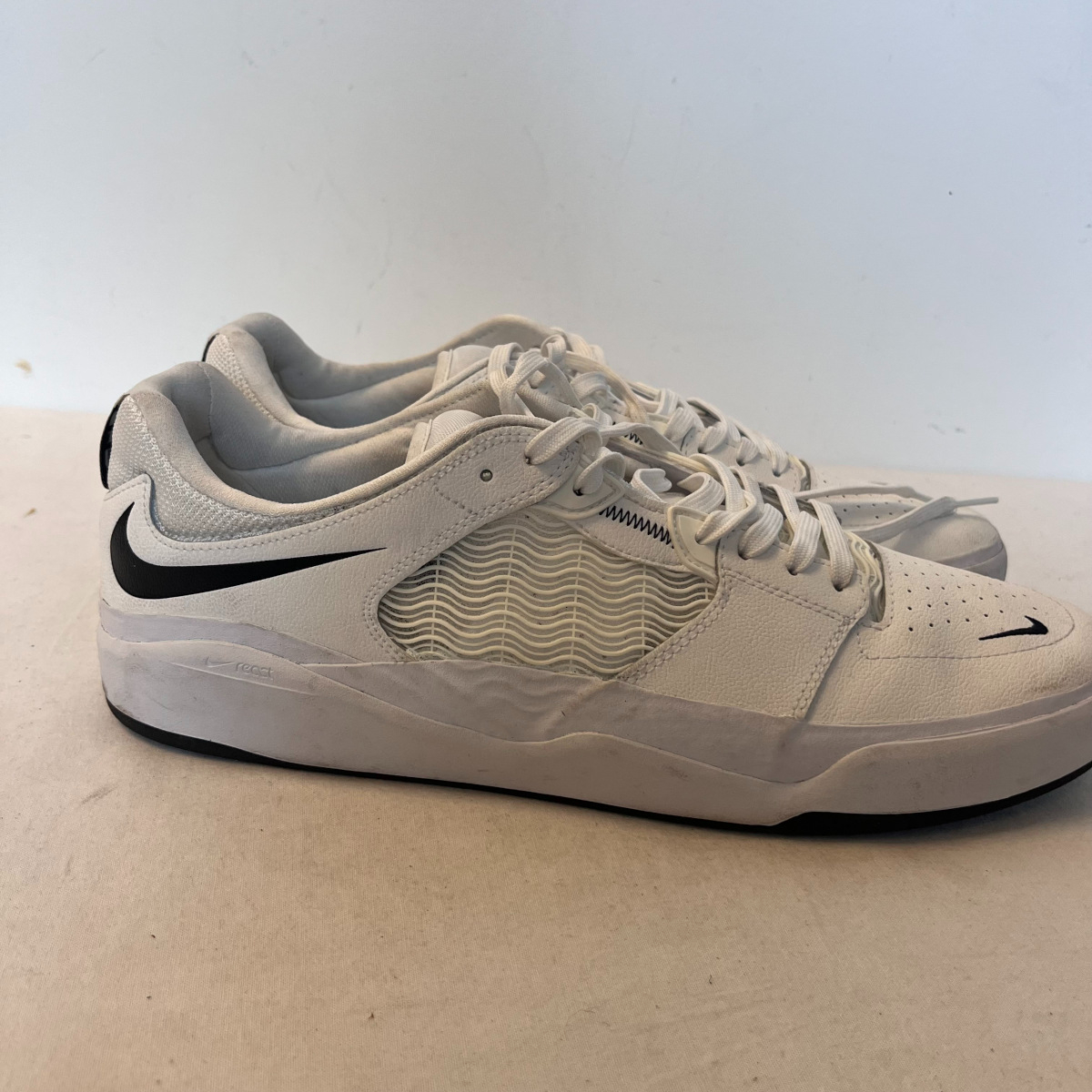 Voir photo 3 de Basket " Ishod Wair Premium Blanc", Nike sb, taille 45.5 Basket " Ishod Wair Premium Blanc", Nike sb, taille 45.5 Très bon état reconditionné photo 3