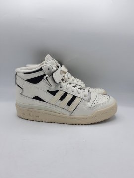 Baskets ADIDAS blanches et noires de seconde main - 50,00 € Baskets ADIDAS blanches et noires de seconde main reconditionné disponible sur Claquettes Market