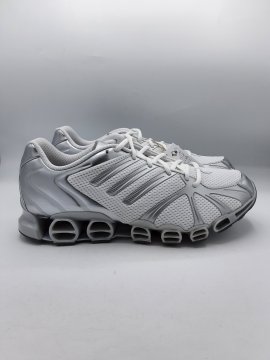 Baskets ADIDAS grises de seconde main - 60,00 € Baskets ADIDAS grises de seconde main reconditionné disponible sur Claquettes Market