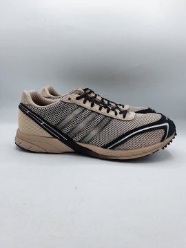 Baskets ADIDAS roses et noires de seconde main Parfait état - 45,00 € Baskets ADIDAS roses et noires de seconde main Parfait état Adidas reconditionné disponible sur Claquettes Market