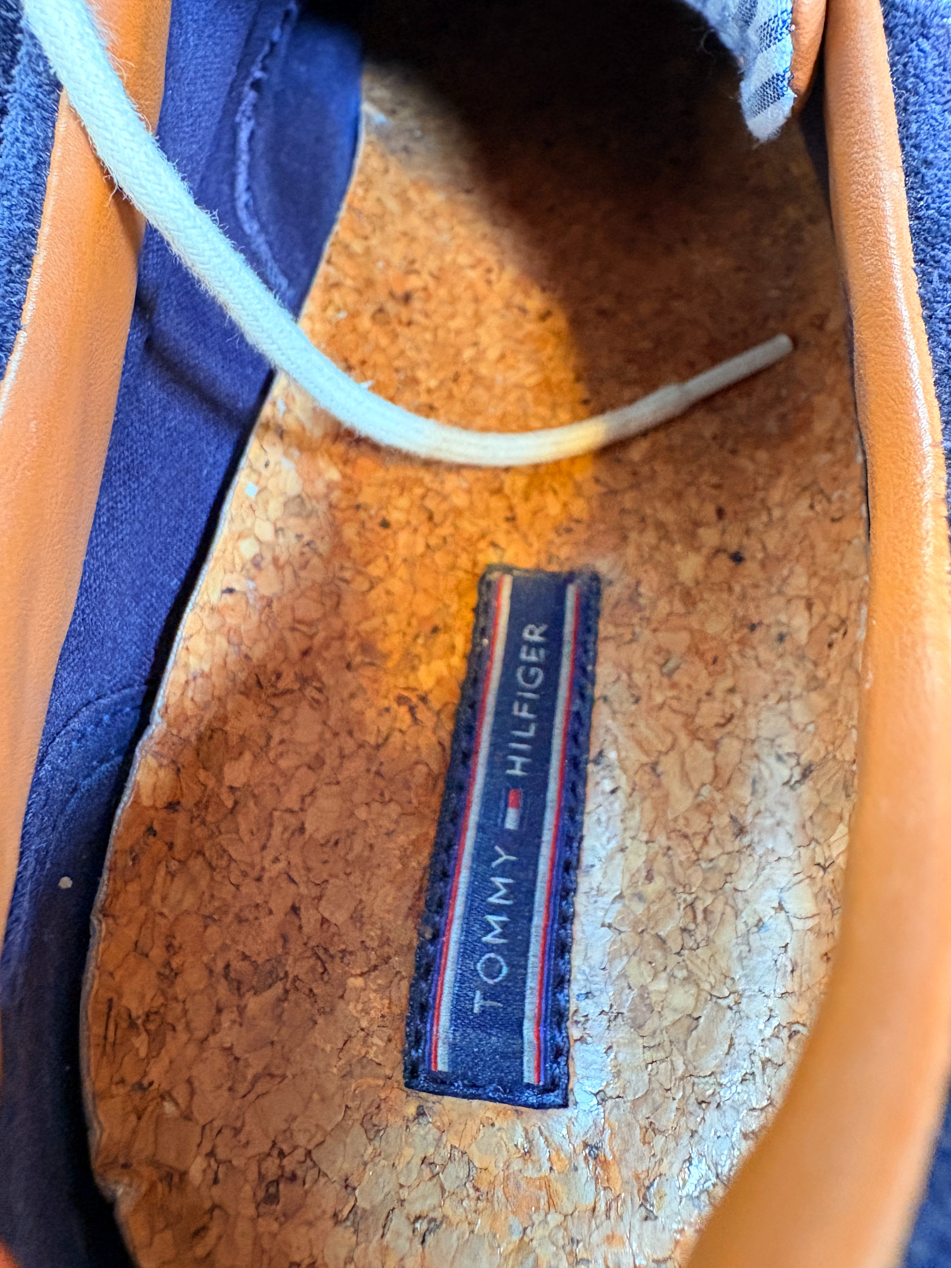 Voir photo 6 de Baskets basses Tommy Hilfiger \"Heritage Suede\" en daim bleu marine – Taille 43 Baskets basses Tommy Hilfiger \"Heritage Suede\" en daim bleu marine – Taille 43 Parfait état reconditionné photo 6