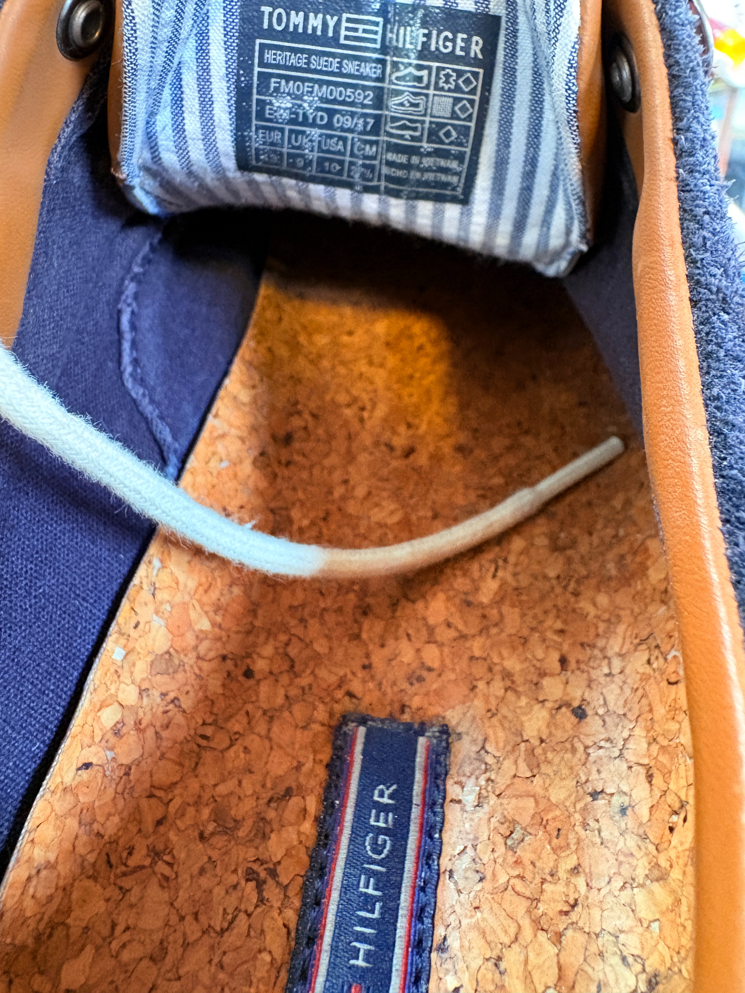 Voir photo 7 de Baskets basses Tommy Hilfiger \"Heritage Suede\" en daim bleu marine – Taille 43 Baskets basses Tommy Hilfiger \"Heritage Suede\" en daim bleu marine – Taille 43 Parfait état reconditionné photo 7