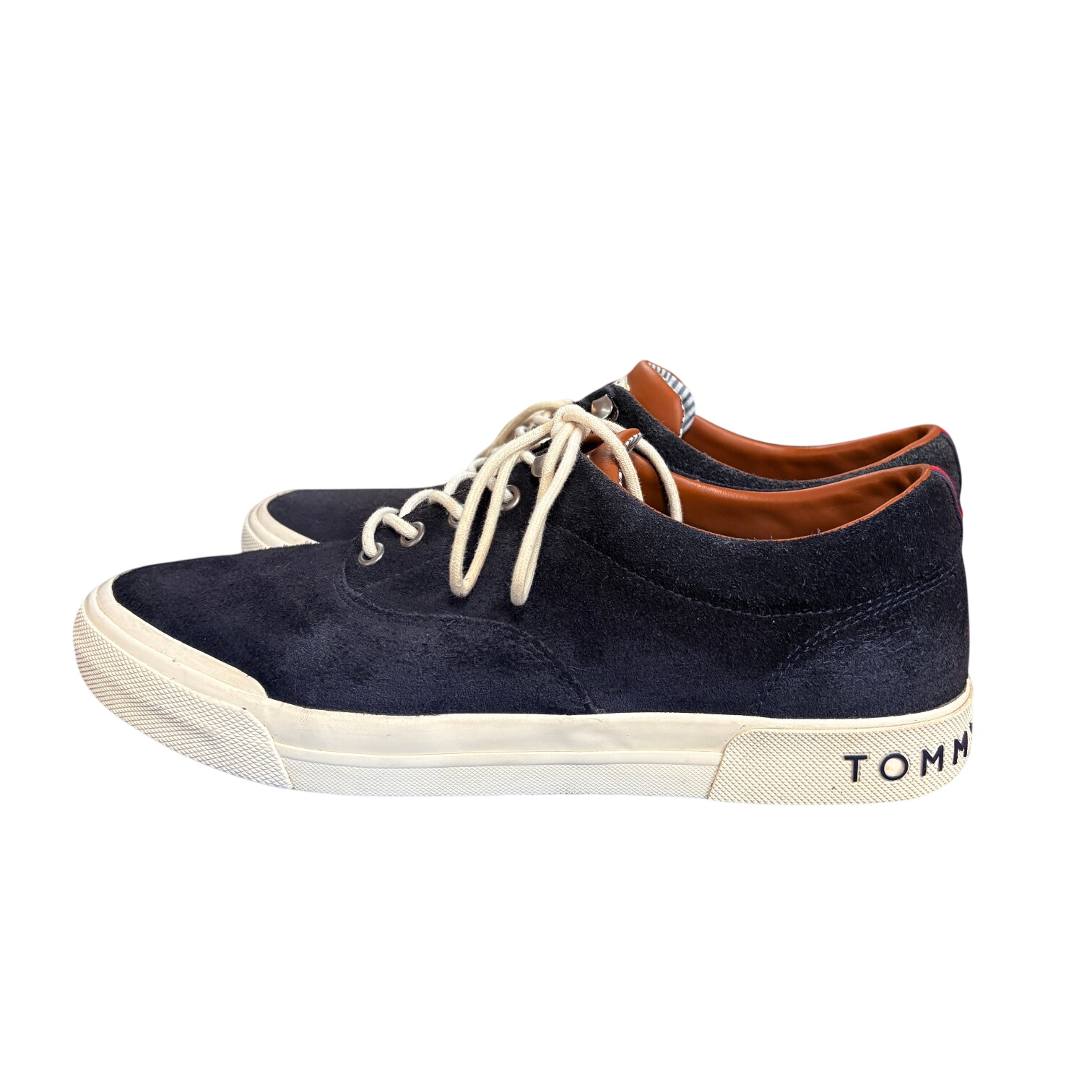 Acheter Baskets basses Tommy Hilfiger \"Heritage Suede\" en daim bleu marine – Taille 43 Parfait état - 30,00 € Baskets basses Tommy Hilfiger \"Heritage Suede\" en daim bleu marine – Taille 43 Parfait état reconditionné disponible sur Label Emmaüs
