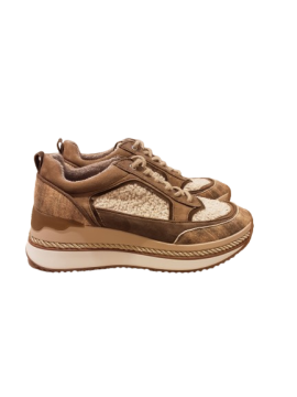 Acheter Baskets beiges et blancs de seconde main - 20,00 € Baskets beiges et blancs de seconde main N/A reconditionné disponible sur Claquettes Market