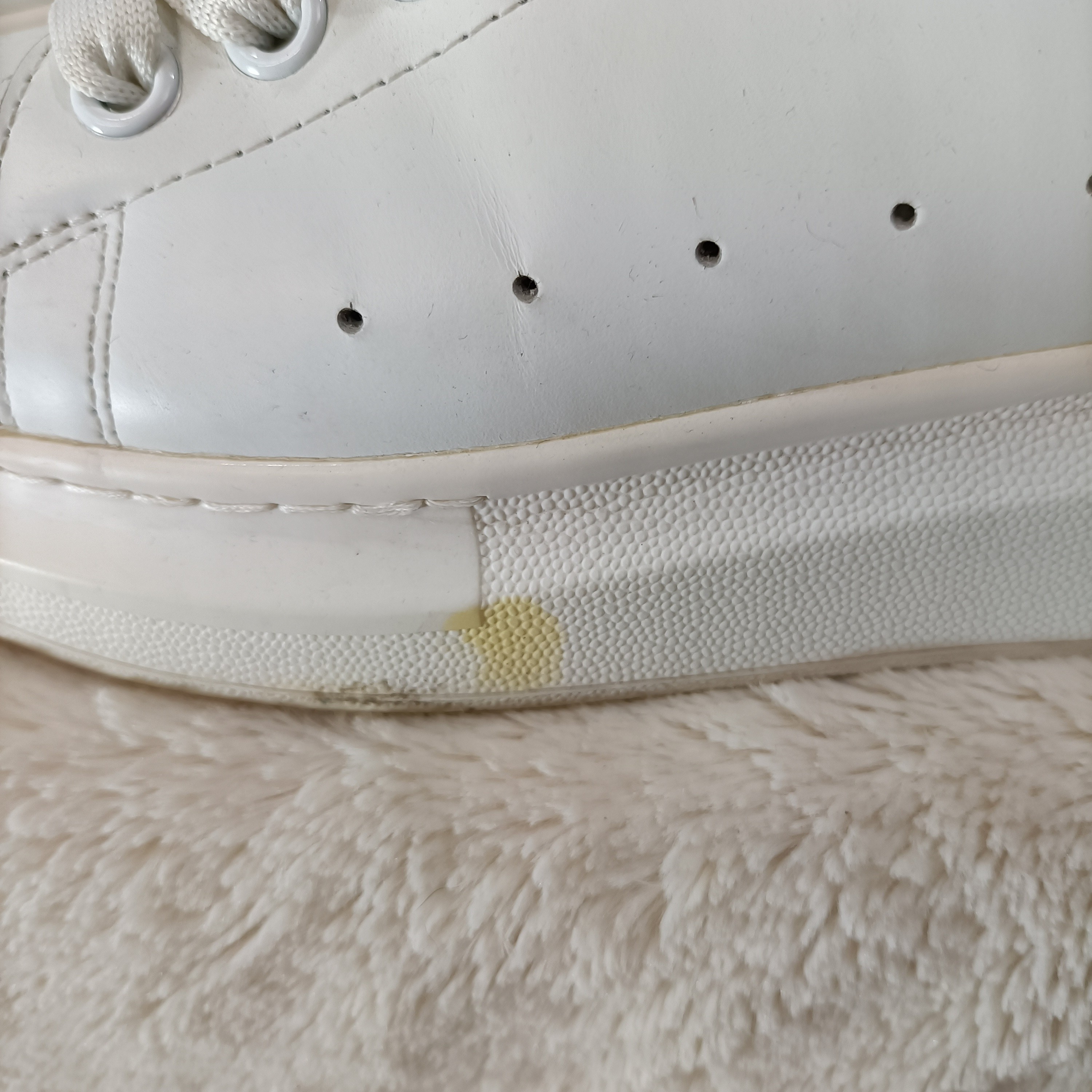 Voir photo 10 de Baskets blanches - Alexander McQueen - Taille 41 Baskets blanches - Alexander McQueen - Taille 41 État correct reconditionné photo 10