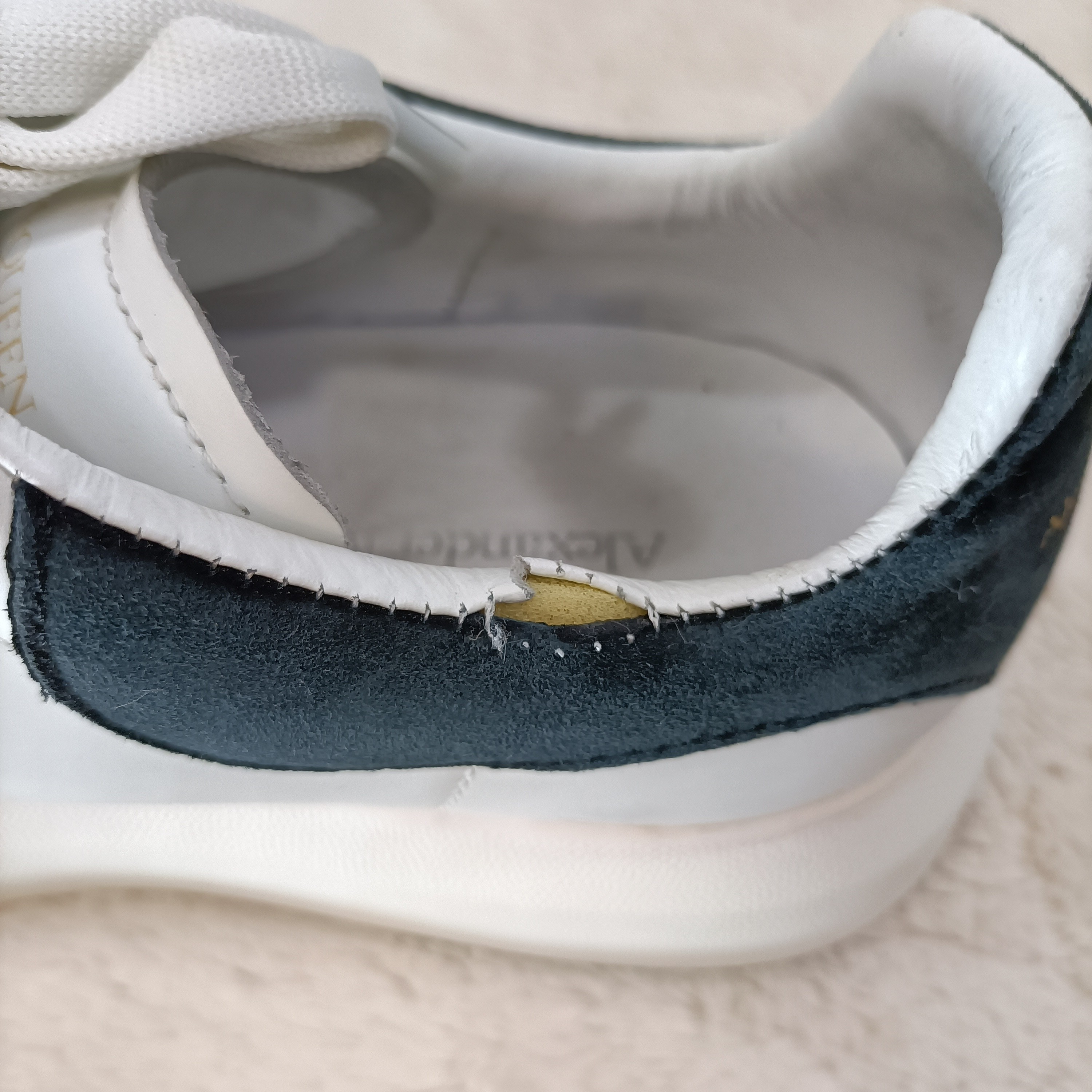 Voir photo 11 de Baskets blanches - Alexander McQueen - Taille 41 Baskets blanches - Alexander McQueen - Taille 41 État correct reconditionné photo 11