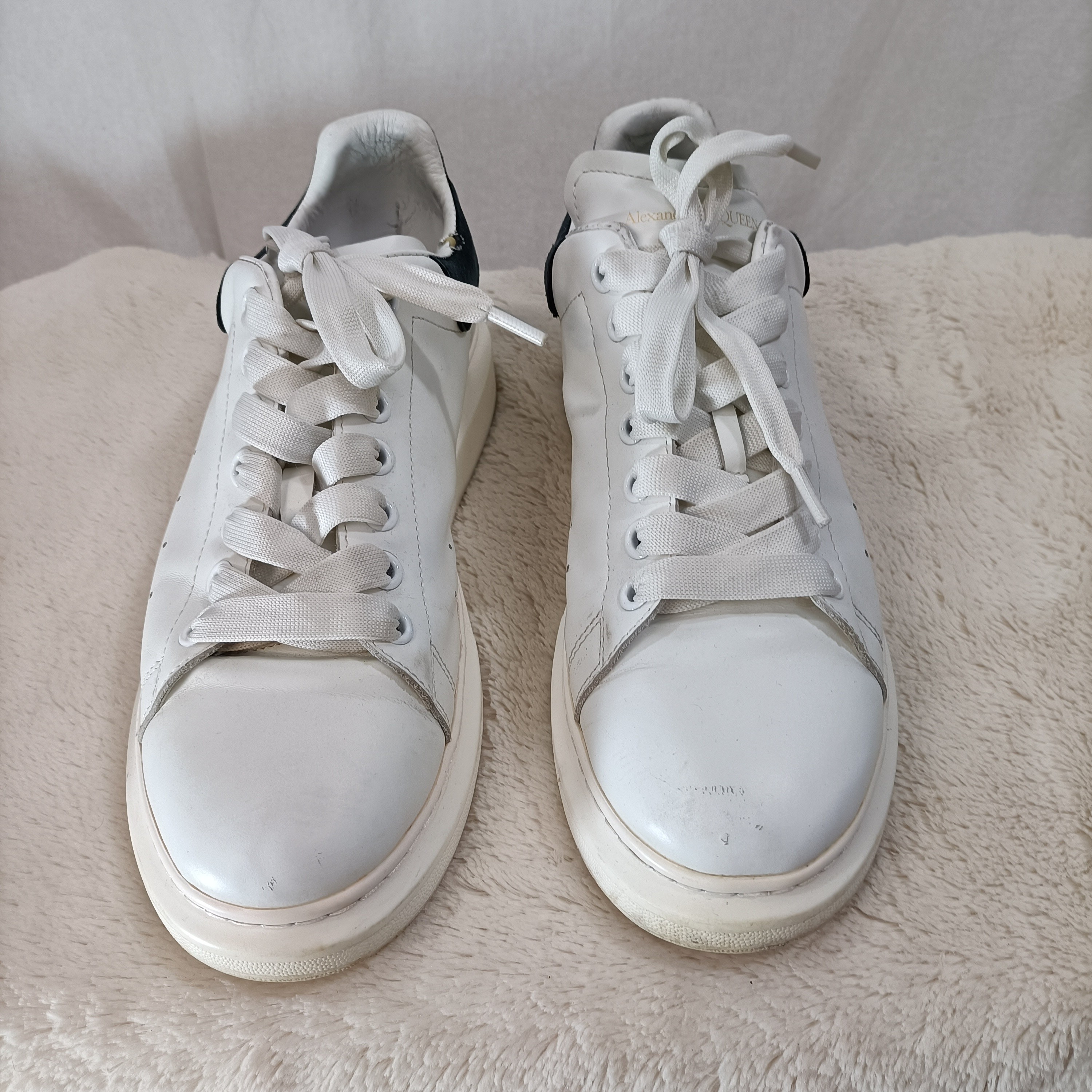 Voir photo 2 de Baskets blanches - Alexander McQueen - Taille 41 Baskets blanches - Alexander McQueen - Taille 41 État correct reconditionné photo 2