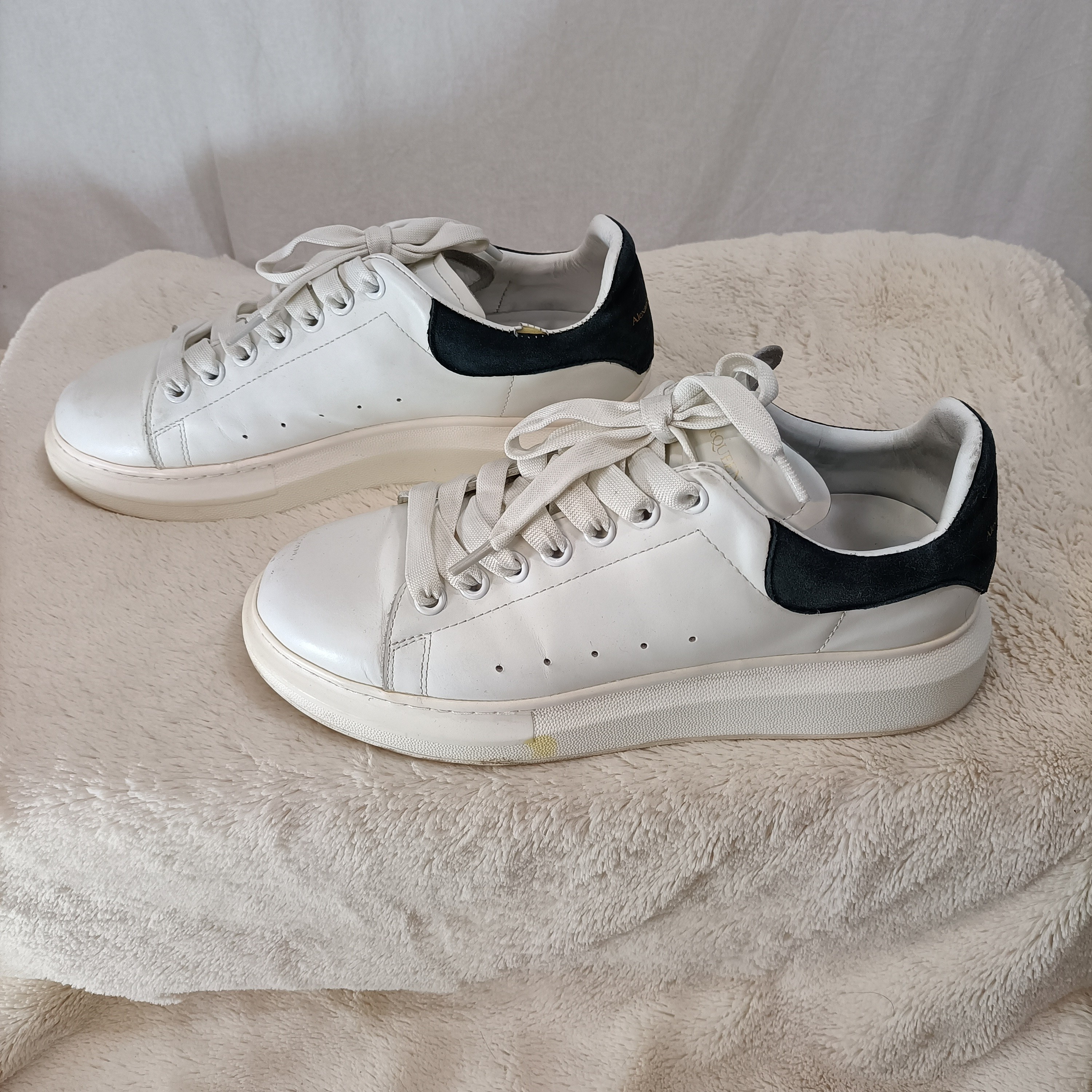 Voir photo 3 de Baskets blanches - Alexander McQueen - Taille 41 Baskets blanches - Alexander McQueen - Taille 41 État correct reconditionné photo 3