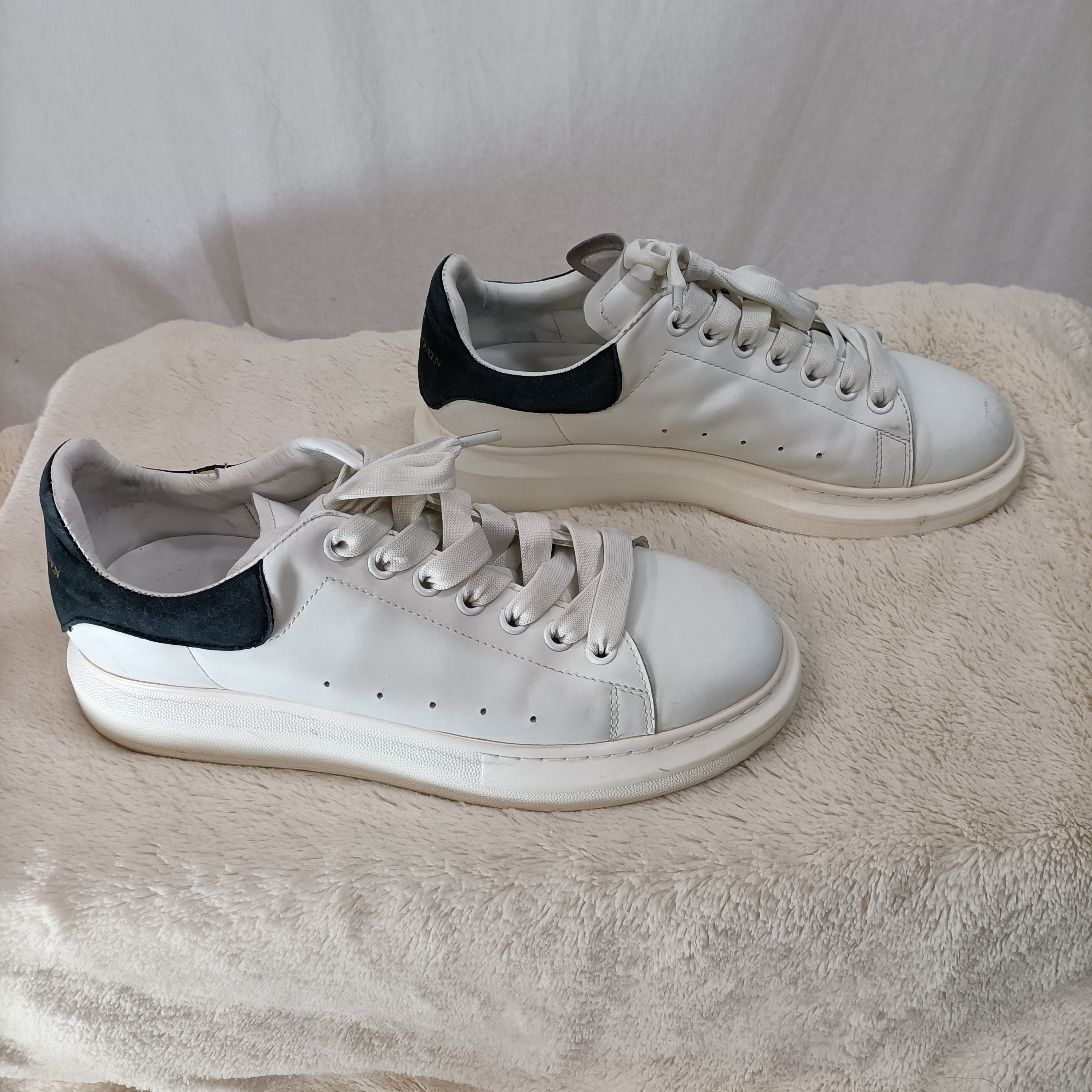 Voir photo 5 de Baskets blanches - Alexander McQueen - Taille 41 Baskets blanches - Alexander McQueen - Taille 41 État correct reconditionné photo 5